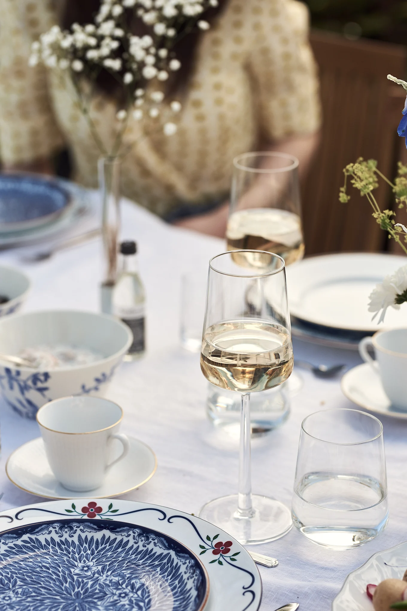 Uskalla sekoittaa erilaisia sinivalkoisia lautassarjoja ja luoda elämää sinivalkoiseen kesäpöytään. Tässä Sundborn-lautas on yhdistetty Rörstrandin Ostindia Floris -lautasen kanssa, mikä antaa mukavaa kontrastia. 