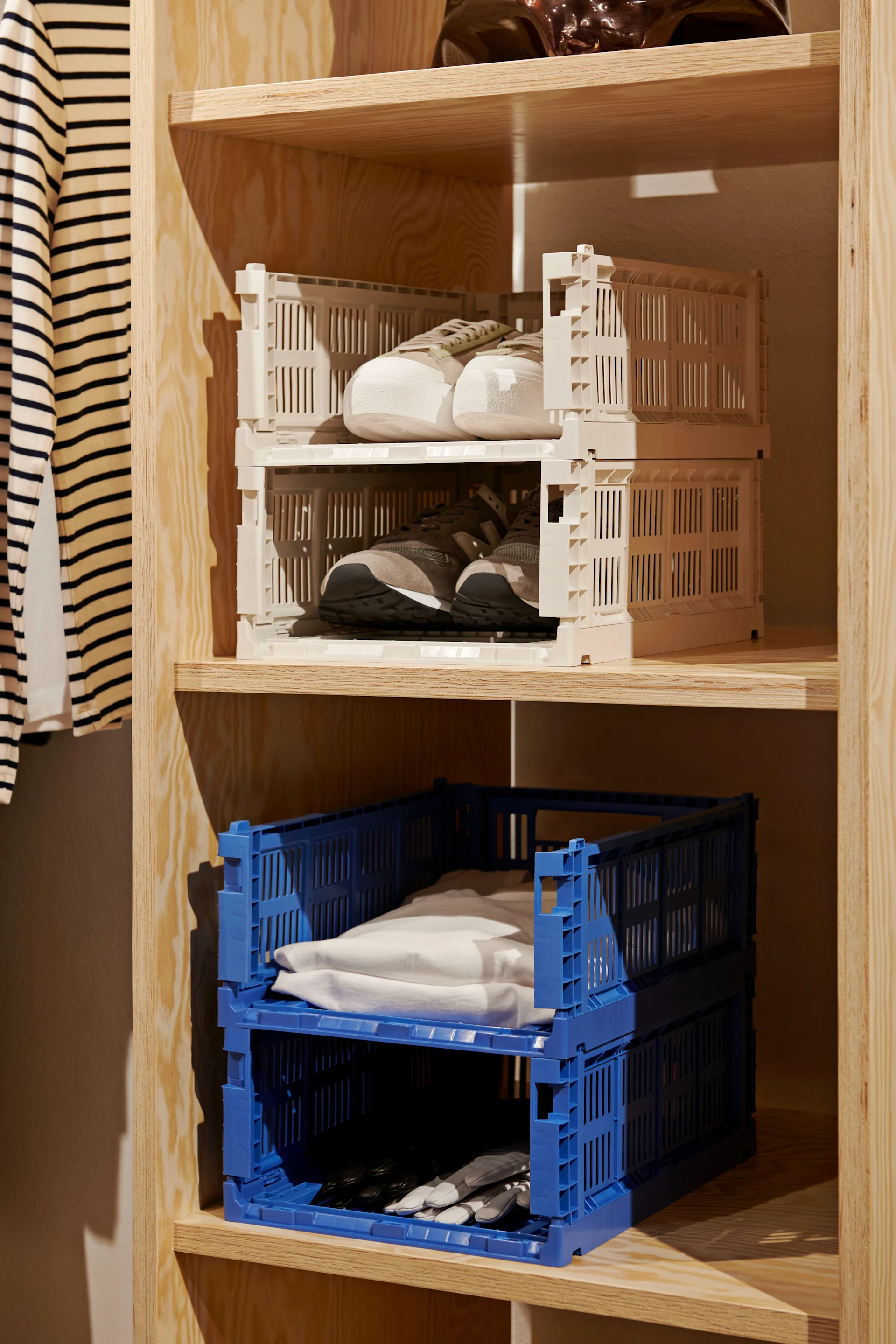 Miten sisustaa pieni eteinen - inspiraatiota eteisen järjestelemiseen ja kutsuvuuden lisäämiseen HAY:n Colour-säilytyslaatikoiden avulla.