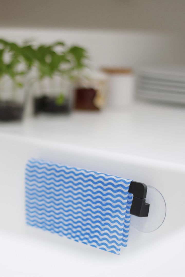 Imukupilla varustettu Bosign-tiskirättipidike on käytännöllinen kodin apuväline, joka pitää keittiön siistinä ja järjestyksessä. 