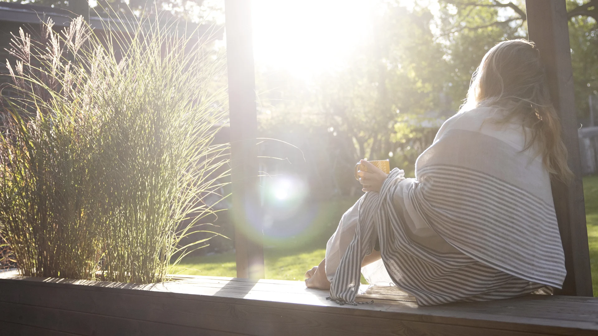 Lagom: Ota riittävästi aikaa taukoihin ja istu auringossa kahvikupin kera.