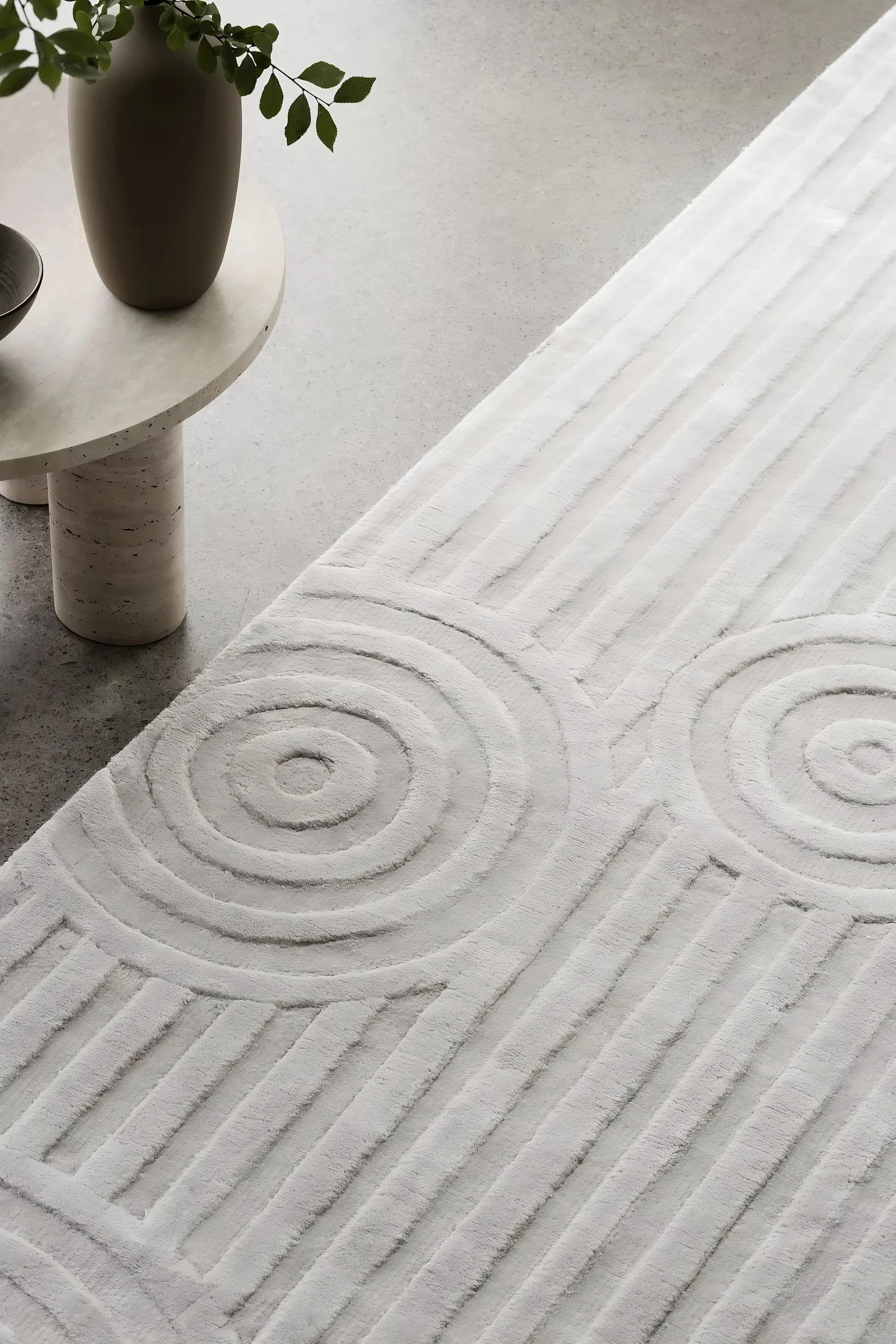 Matot olohuoneeseen: lähikuva valkoisesta, 100-prosenttisesta viskoosista valmistetusta Uzu-matosta, jonka valmistaja on blomus.