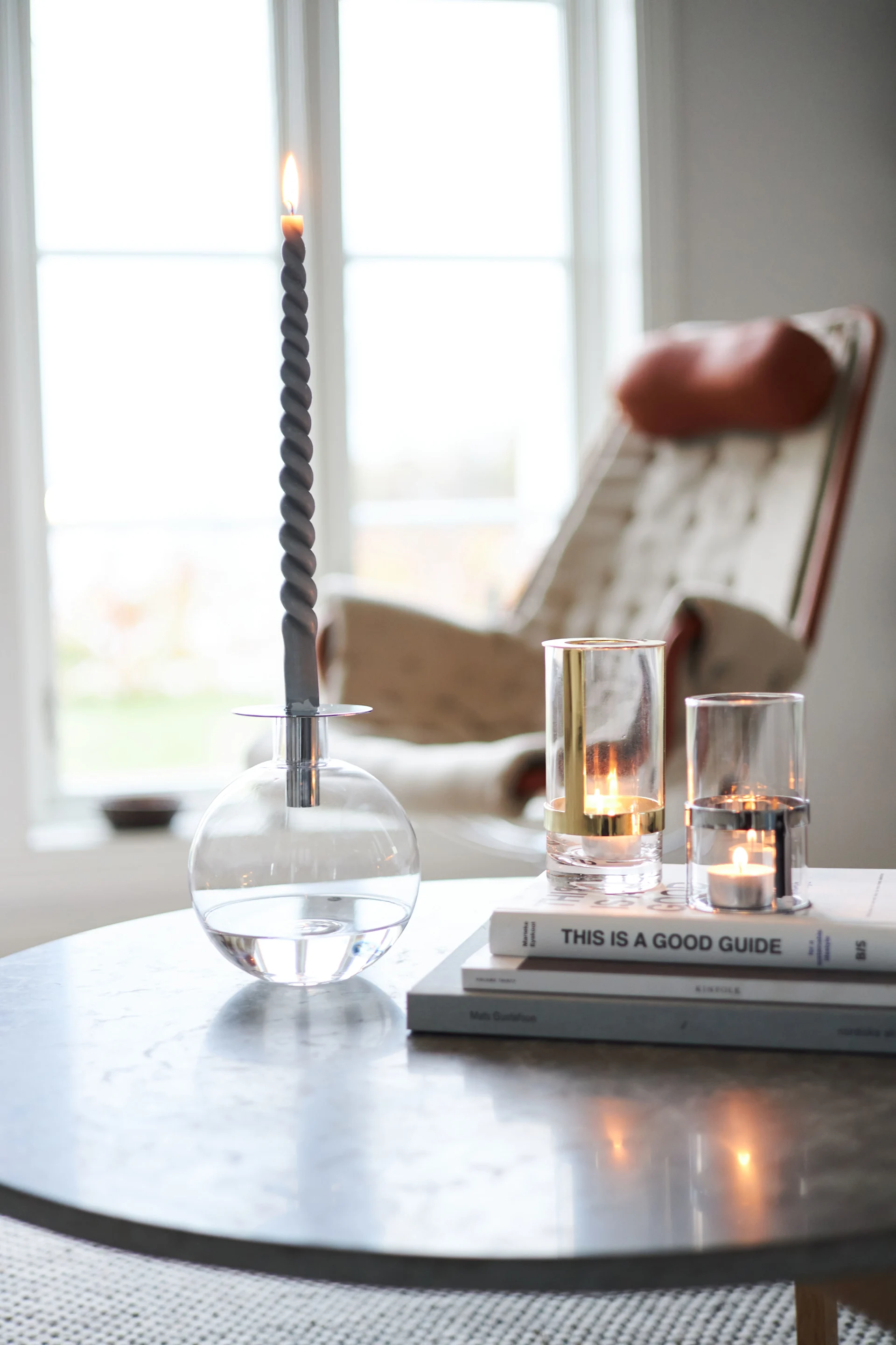 Lagom tarkoittaa myös kodikkuutta: sivupöydällä on Top-maljakko ja kaksi Hold-maljakkoa, kaikki Sagaformilta.