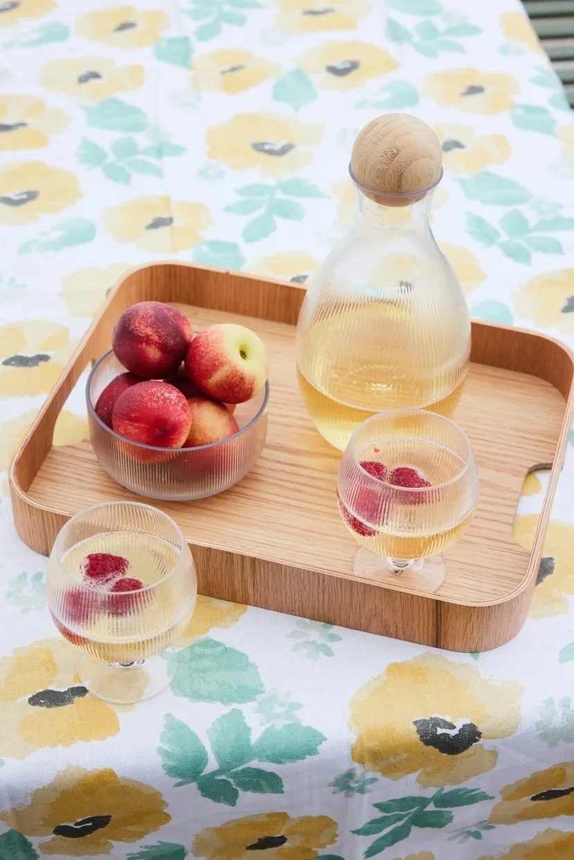 Tällainen kesäruoka vaatii myös sopivan juoman. Tarjoile esimerkiksi persikka-vaniljacocktail Billi-karaffissa Hanna-tarjottimella, molemmat Sagaformilta.