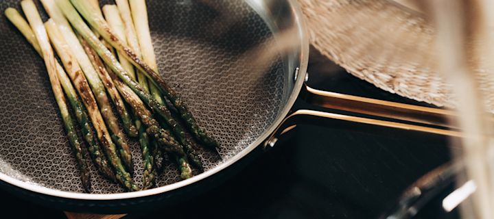 Non-stick paistinpannu messinkivärisellä kahvalla, valmistaja Vargen & Thor.