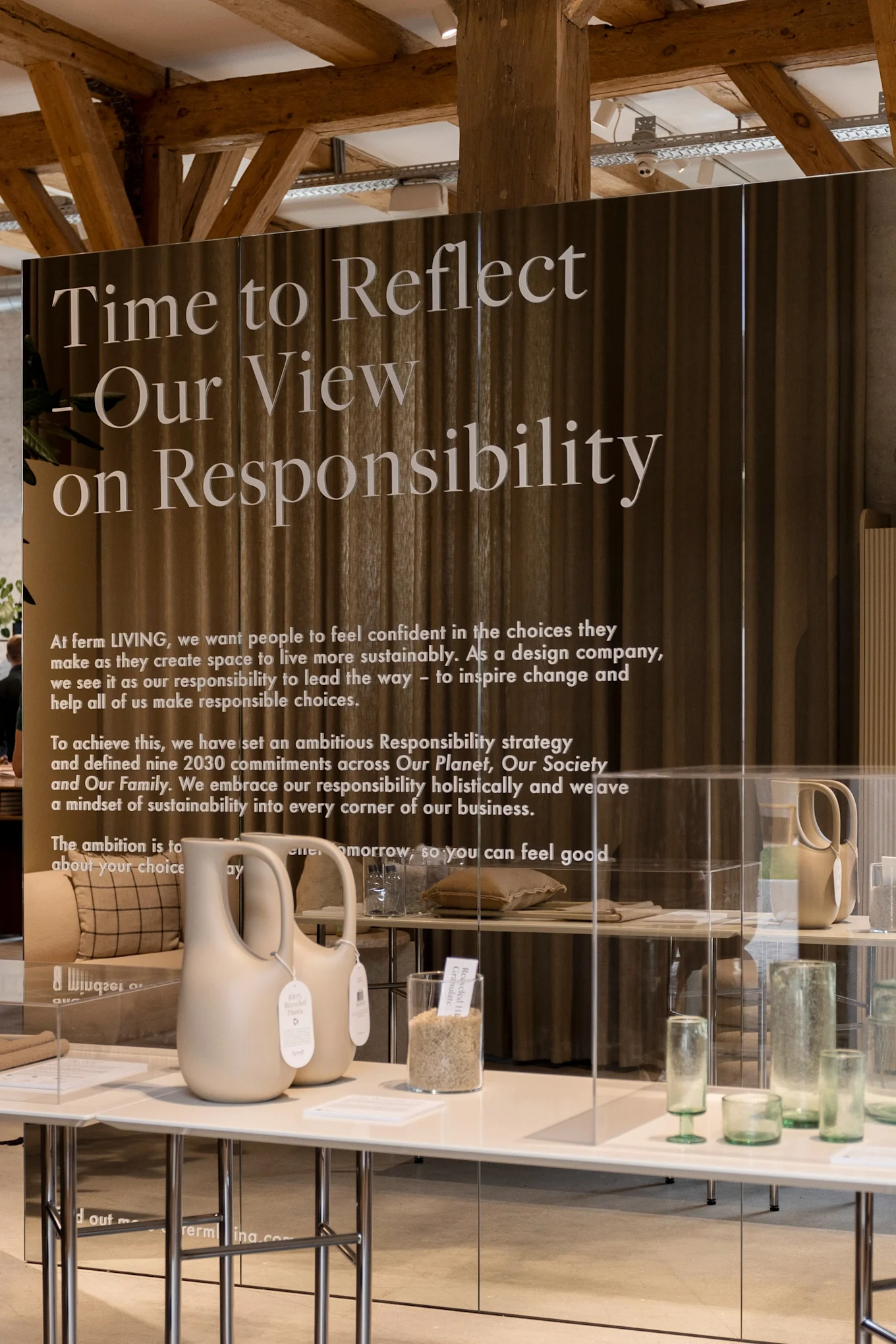 Kierrätettävistä materiaaleista valmistettujen tuotteiden kiva asetelma Ferm Livingin näyttelytilassa.