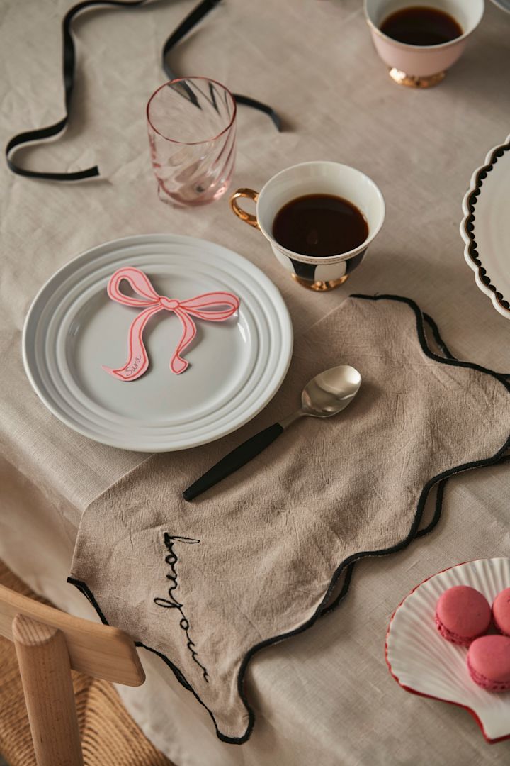 Kata pöytä Galentine's Dayta varten kaveriesi kanssa. Tässä näet Byonin pellavaiset lautasliinat ja Hilke Collectionin mustavalkoraidalliset teekupit. 