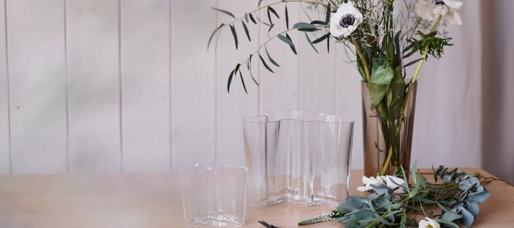Alvar Aalto vaasit merkiltä Iittala ovat pöydällä täydellisinä vaaseina kukille.