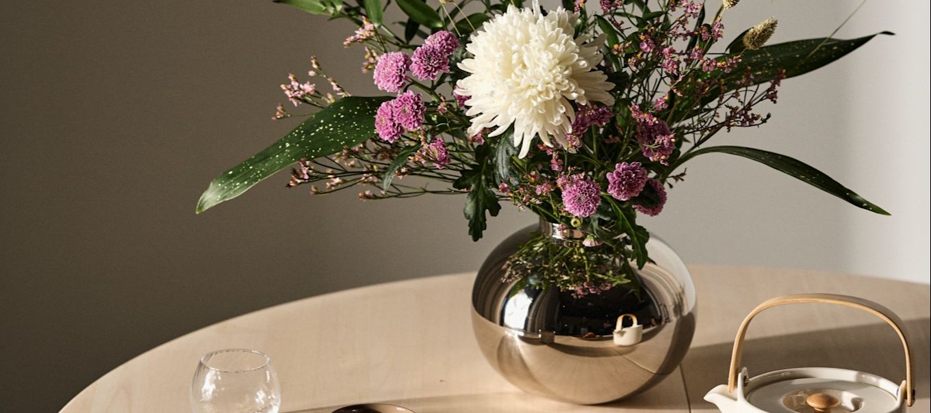 Alvar Aalto vaasit merkiltä Iittala ovat pöydällä täydellisinä vaaseina kukille.
