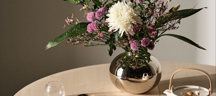 Alvar Aalto vaasit merkiltä Iittala ovat pöydällä täydellisinä vaaseina kukille.