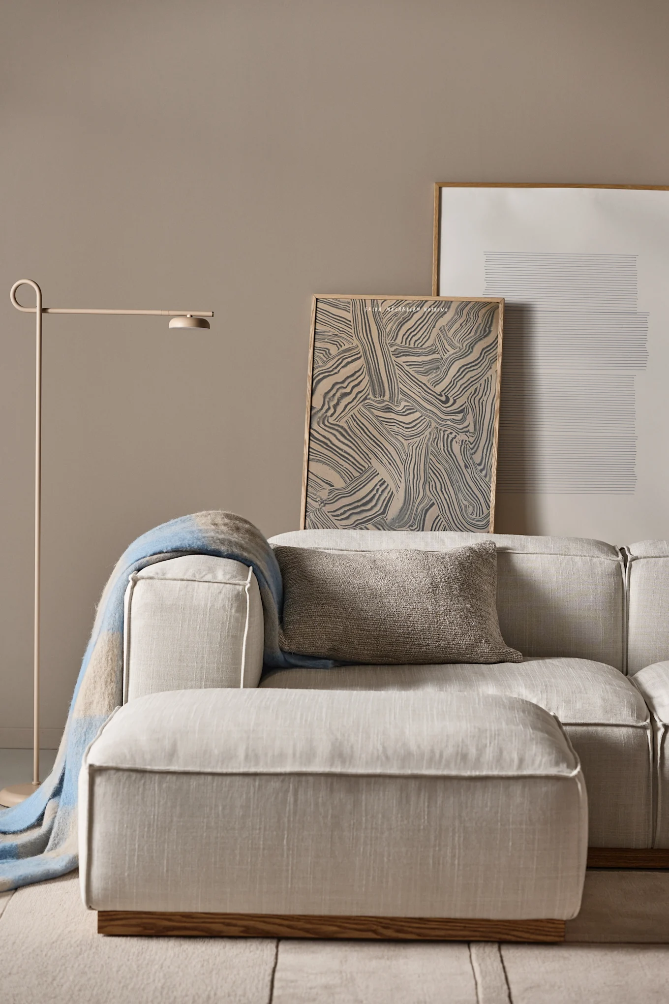 Suuri modulaarinen sohva vuodelta 1898 beige-verhoilulla, tässä neutraalissa olohuoneessa, on juuri oikea skandinaavisten sisustustrendien 2025 ja trendikkään sisustuksen mukaan. 