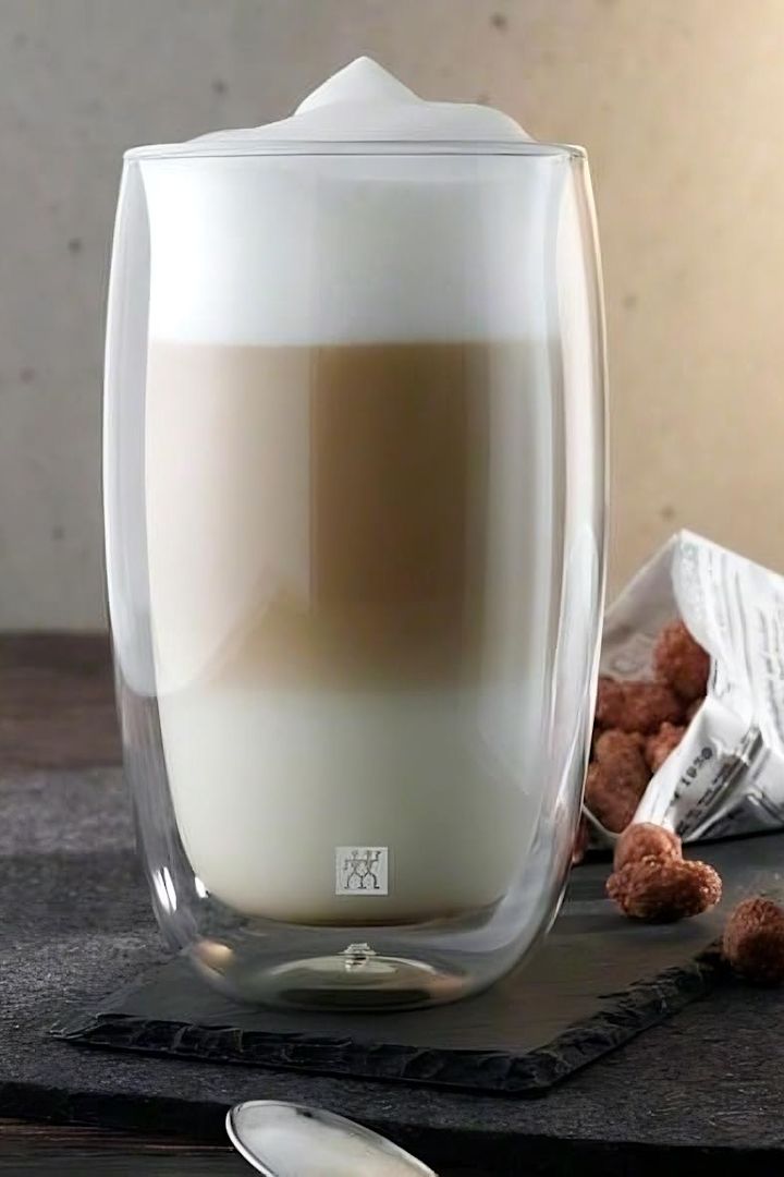 Suuret kahvikupit: Zwillingin Sorrento-lasi sopii erinomaisesti latte macchiatoon ja pitää kahvin lämpimänä pidempään kaksinkertaisen seinämänsä ansiosta.