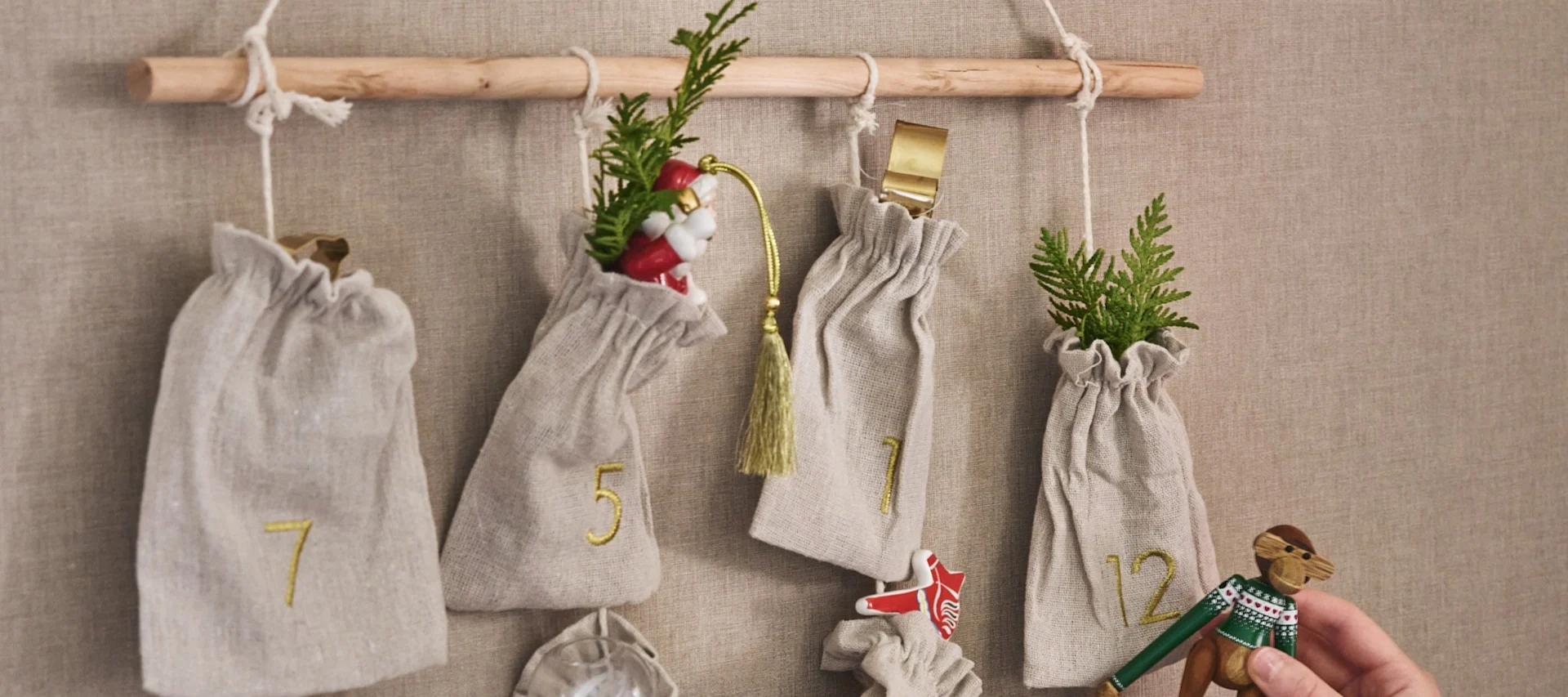 Adventtikalenterin vinkki – tee oma adventtikalenterisi Ferm Livingsin valkoisella kankaalla, jossa on taskuja lahjoille sekä aikuisille että lapsille.