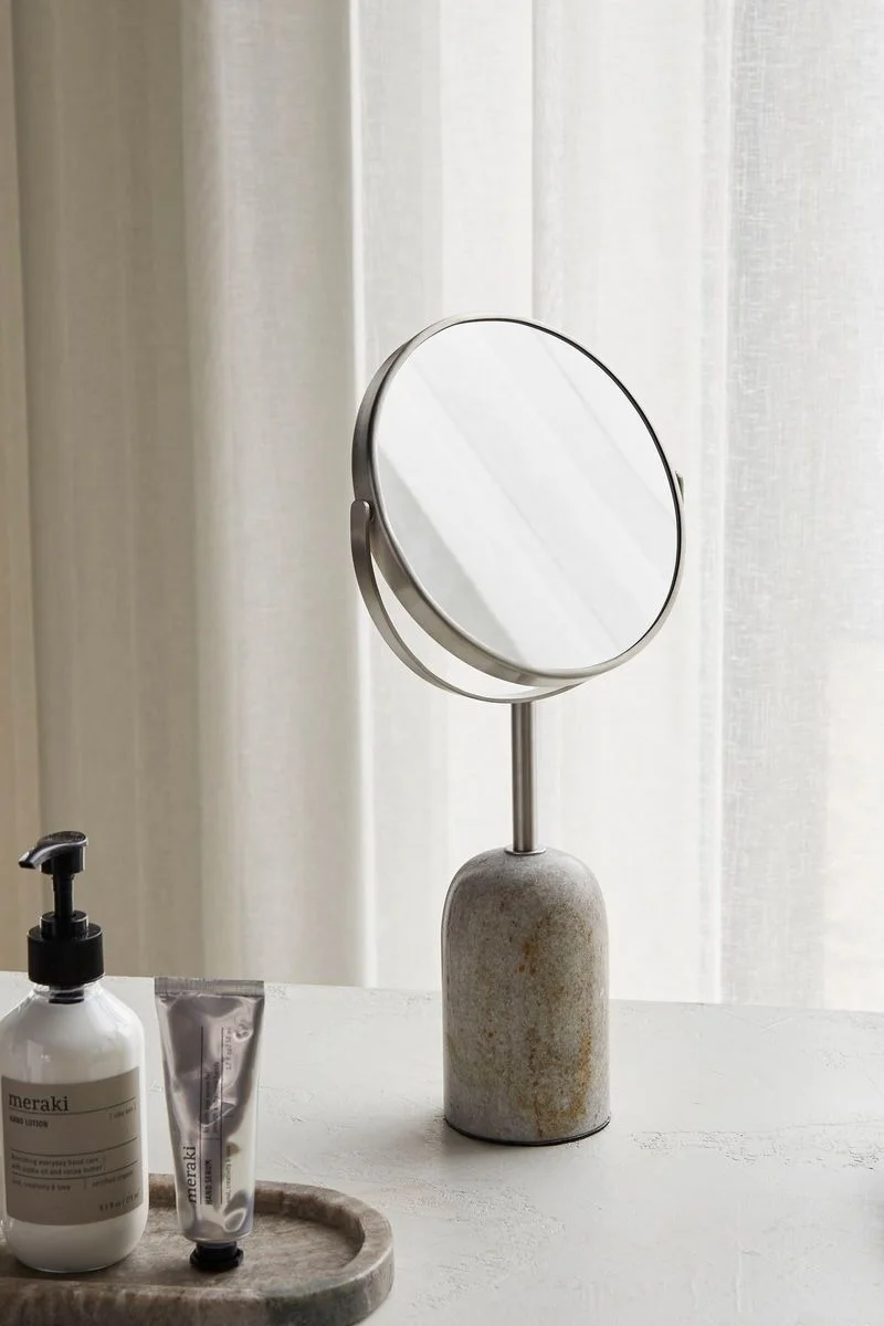 Suurentava peili, kuten tämä Merakin kaksipuolinen marmorinen pöytäpeili, voi olla erittäin hyödyllinen parranajossa, ja siksi se on loistava isänpäivälahja.