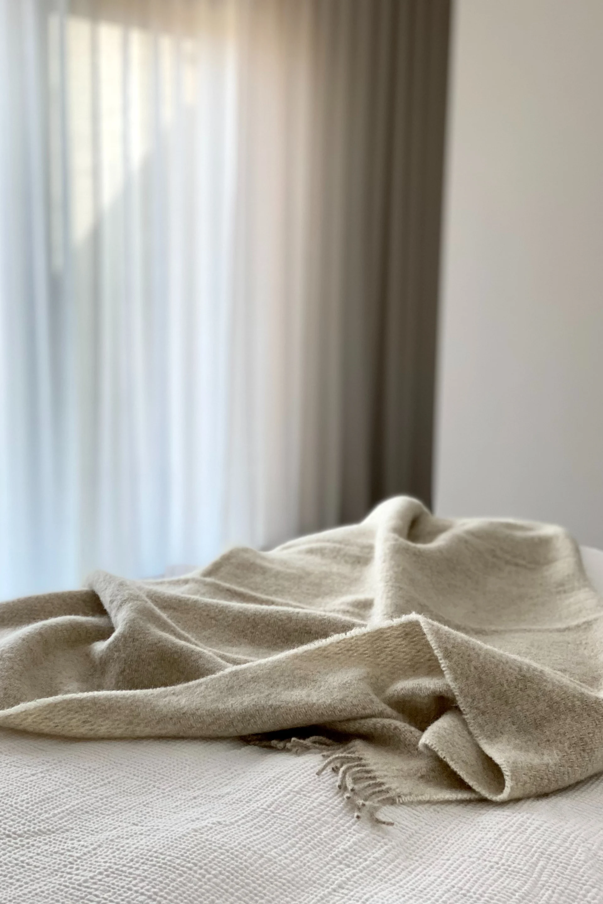 Merkin Scandi Living Sandstone-villainen heitto on klassinen ja tyylikäs peitto, joka sopii täydellisesti häälahjaksi.