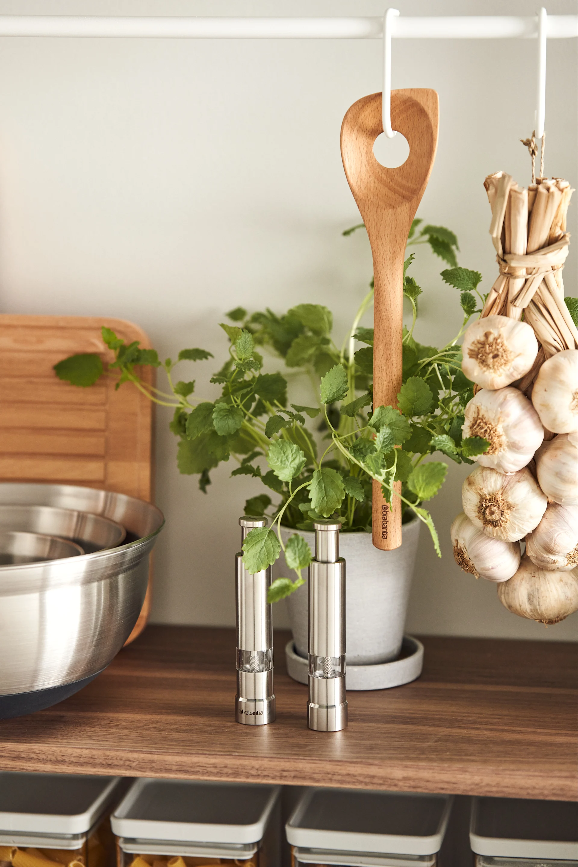 Järjestä kotisi esittelemällä eniten käyttämäsi tavarat, kuten tässä, jossa Brabantian suola- ja pippurisirottimet ovat avohyllyllä muiden keittiövälineiden vieressä.