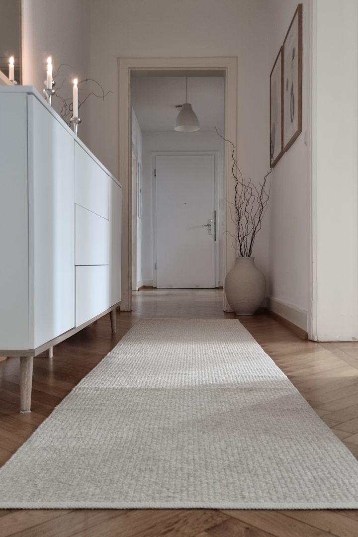 Miten sisustaa pieni eteinen - inspiraatiota @wohnfuehlen_mit_stil:ltä Scandi Livingin pitkällä kapealla ja kodikkaalla matolla, joka luo tilaa ja viihtyisyyttä.