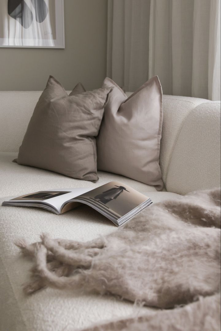 Luo viihtyisä hygge-olohuone pellavatyynyillä, kuten näillä Scandi Livingin tyynyillä, jotka on nähty tässä instagram-profiili @joannaavento kodissa.