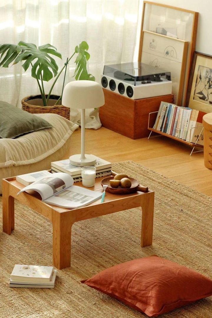 Scandi Livingin beige Halo-pöytävalaisin sijaitsee boho-tyylisessä olohuoneessa.