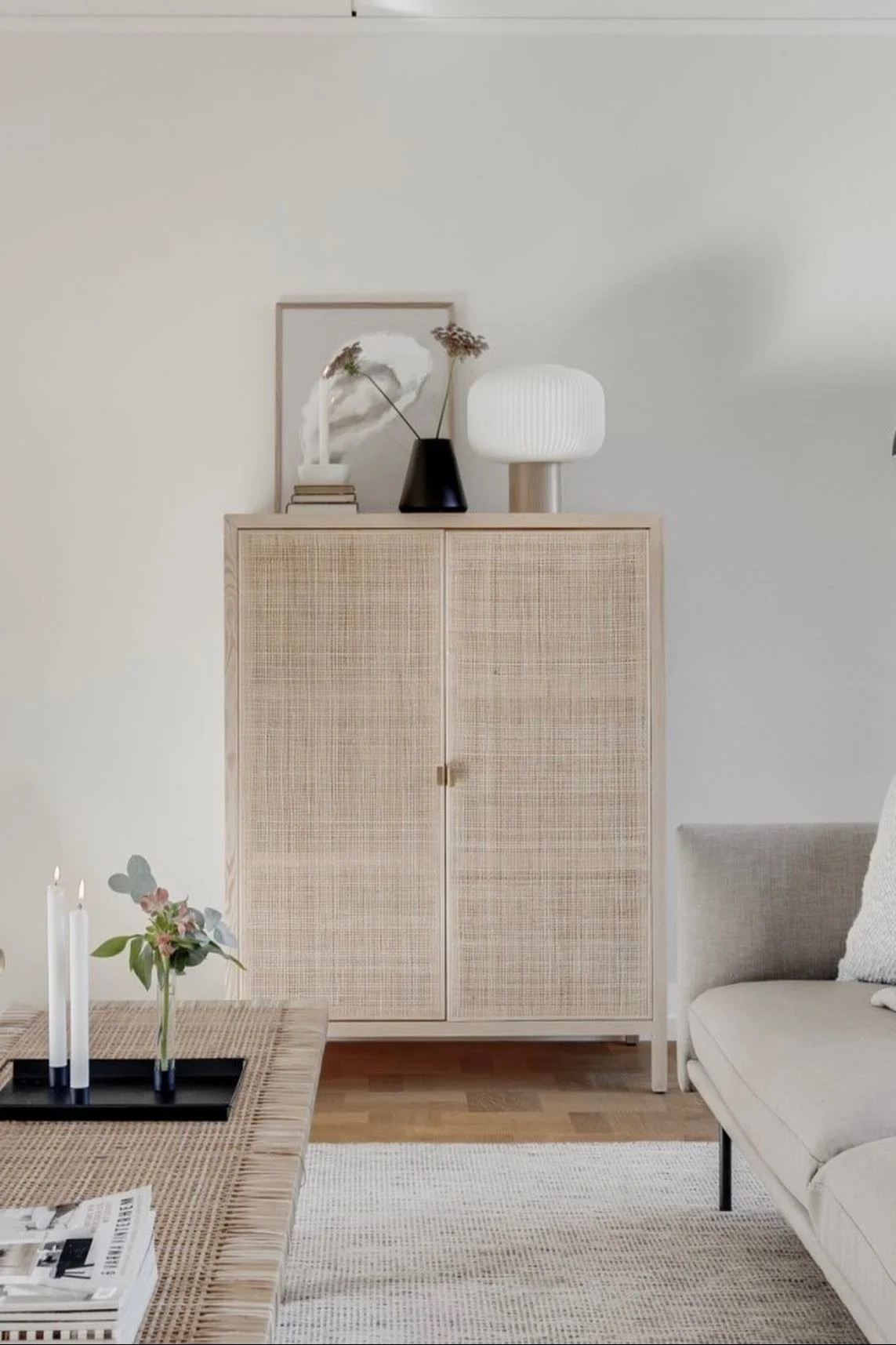 Boho ja muut sisustustyylit: Tässä näet @pontuzlofgrenin japsilaistyylisen olohuoneen, joka on sisustettu kirkkailla väreillä.