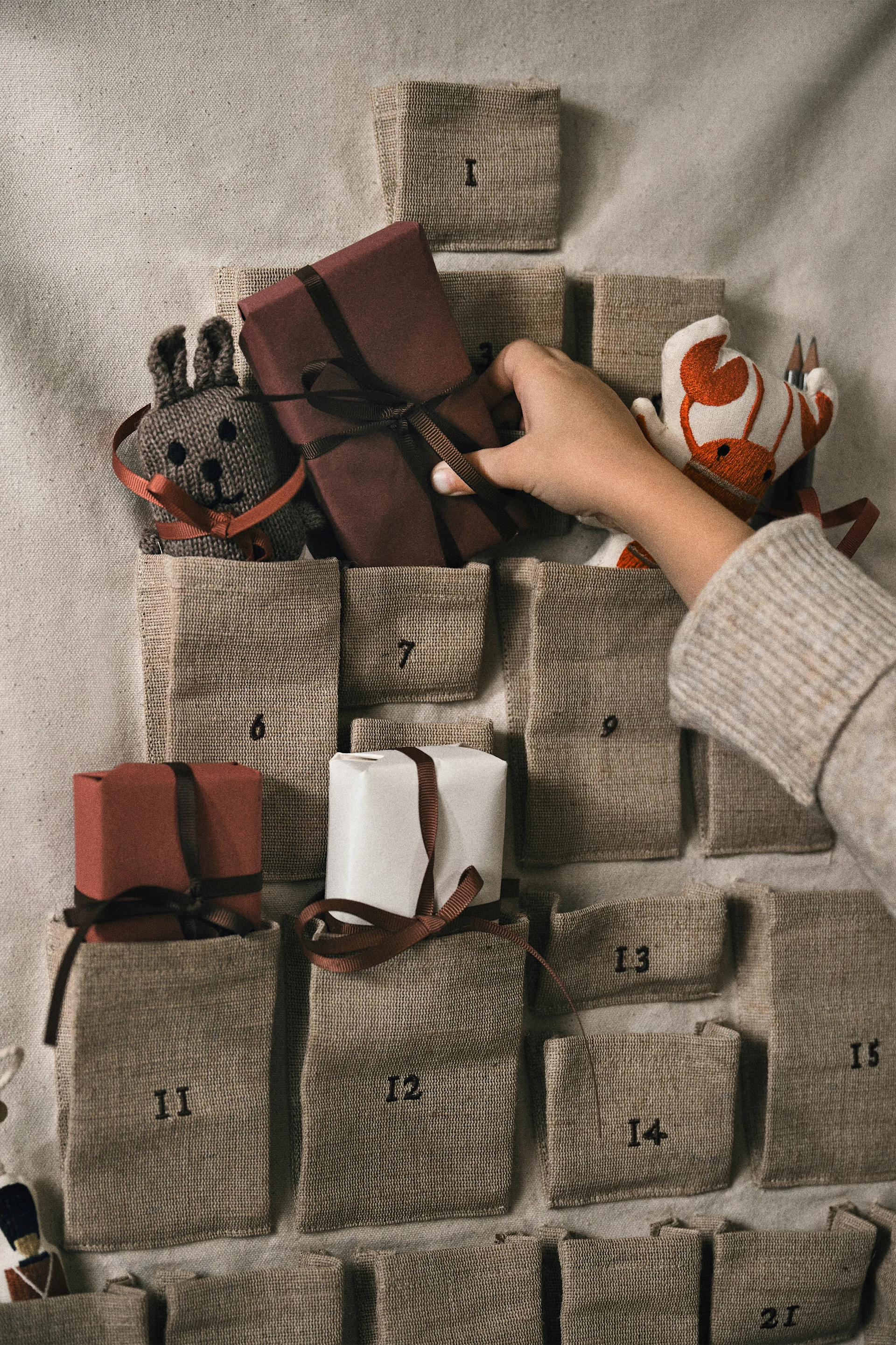 Tee oma adventtikalenterisi ferm Livingin Pine in textile -tekstiilillä. Täytä aukot pienillä ja isoilla lahjoilla, jotta saat adventtikalenterin sekä aikuisille että lapsille!