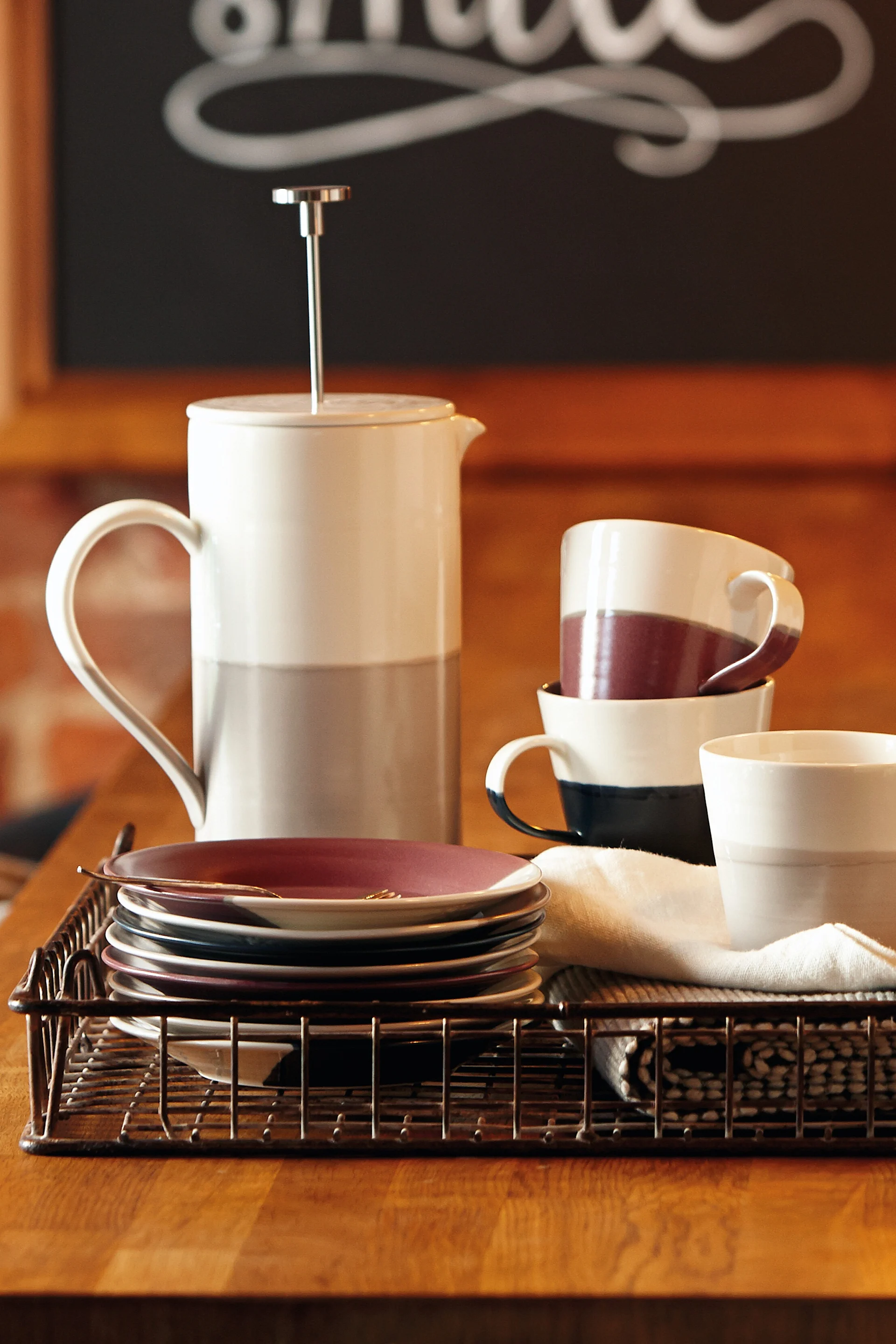 Anna lahjaksi ranskalainen kahvinpuristin herkullista kahvia varten isänpäivänä. Tässä näet Royal Doultonin Coffee Studio French Press -puristimen viihtyisässä baaritunnelmassa.