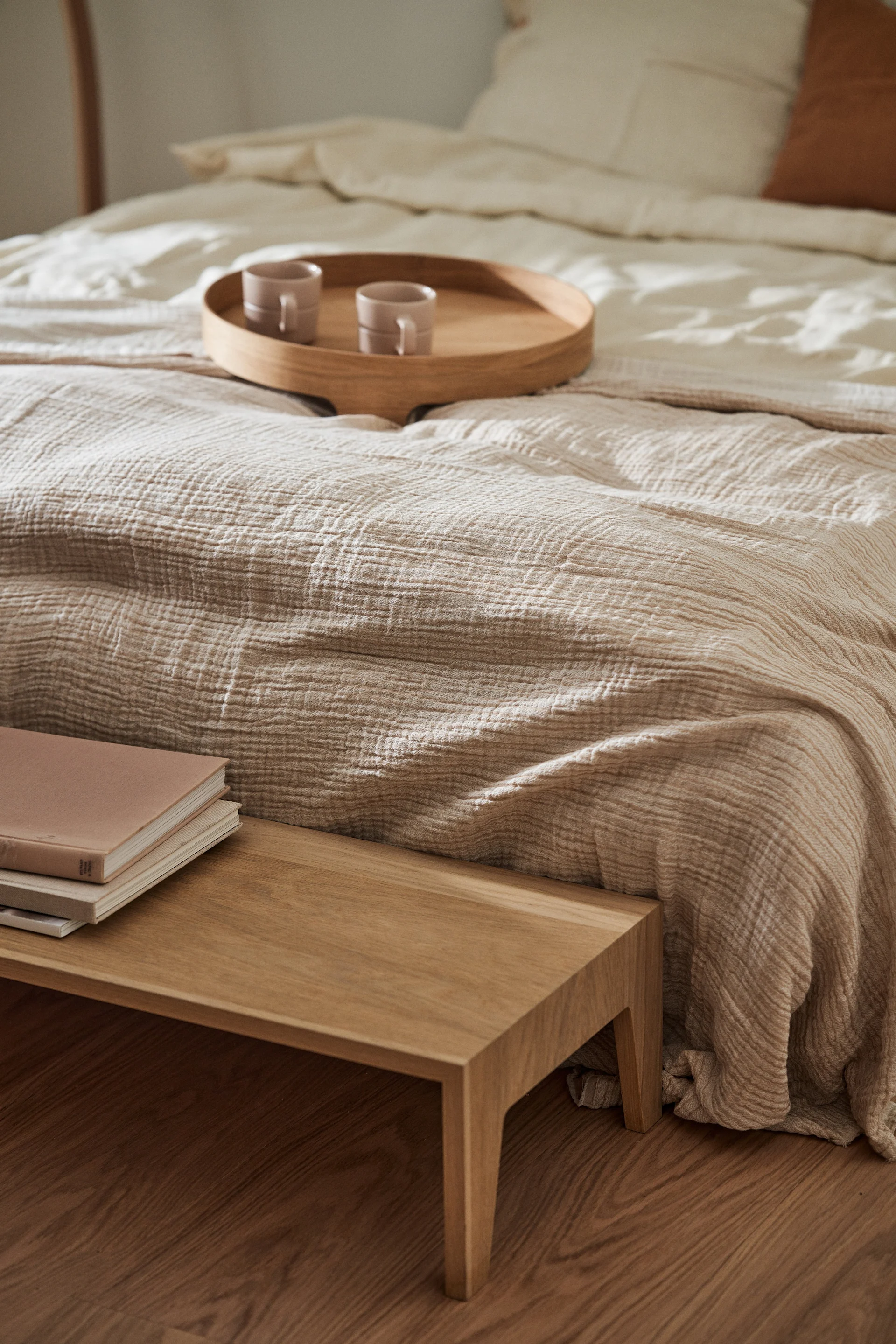 Makuuhuoneen feng shui on tunnettu hillityistä väreistä, kuten beigestä, ja monista tekstiileistä, kuten sängyn Breeze-päiväpeitteestä.