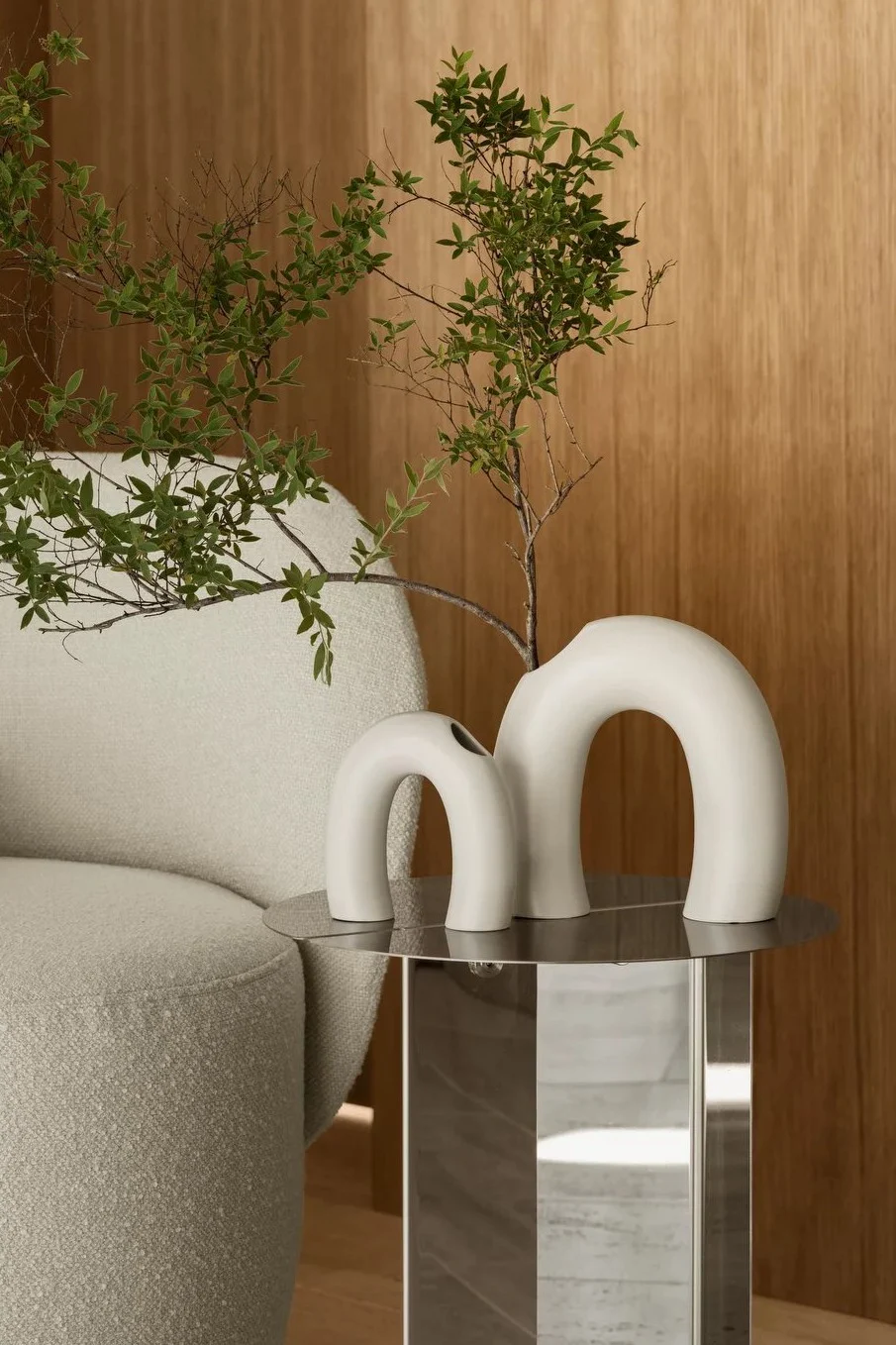 Greige tekee paluun vuoden 2025 sisustusväritrendeihin. Tässä näet Blomuksen Kagetsu-maljakon, jossa on sateenkaaren muoto.  