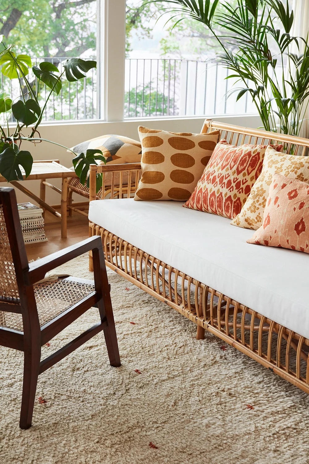 Erilaisia Chhatwal&Jonssonin boho-tyylisiä tyynyjä boho-tyylisen olohuoneen sohvalla.