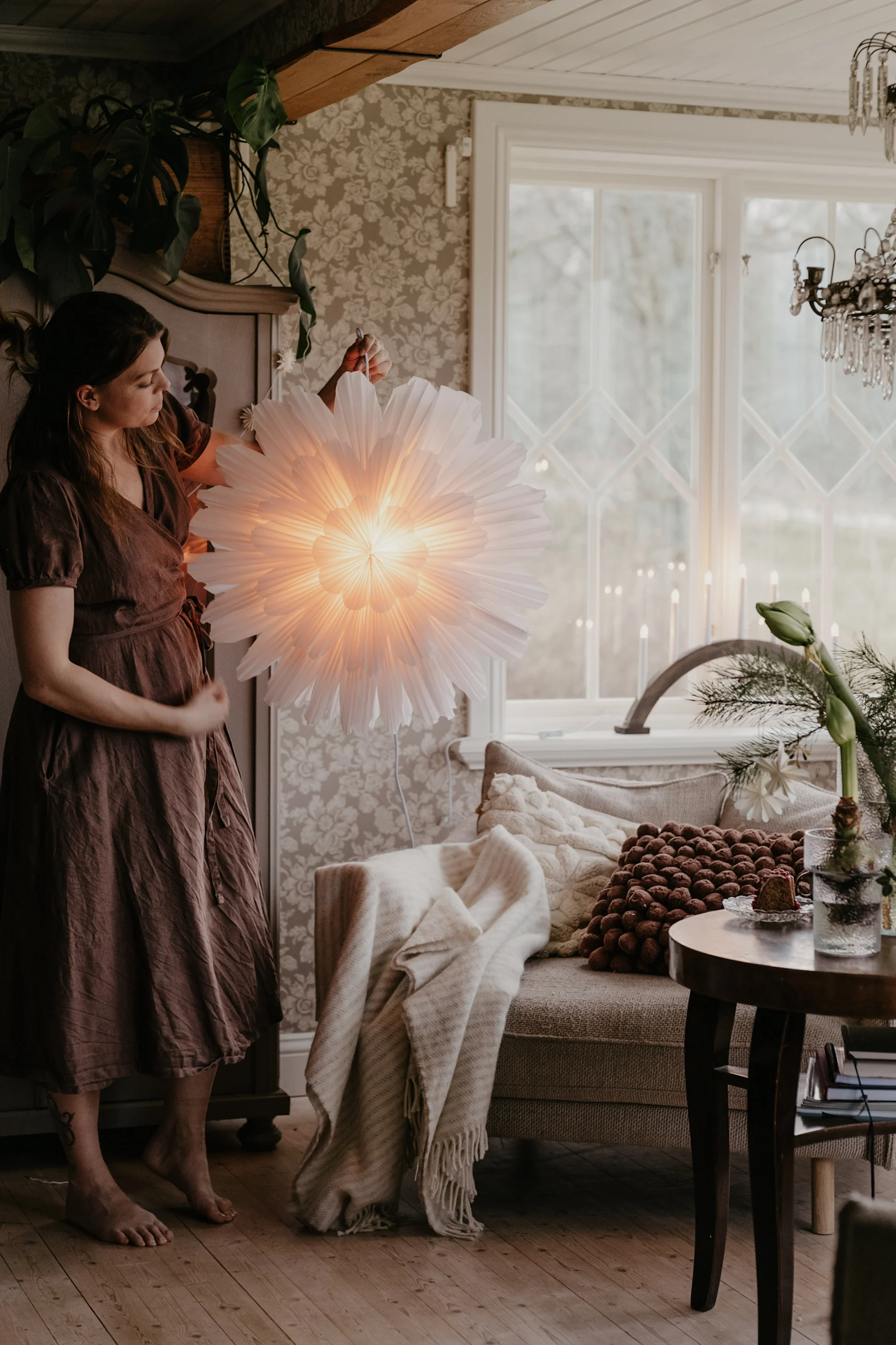 Johanna Berglund @snickargladjen antaa vinkkejä joulukäsitöiden tekemiseen – kuvassa Johanna pitelee Watt & Veken kuuluisaa Snöblomma-paperijoulutähteä.