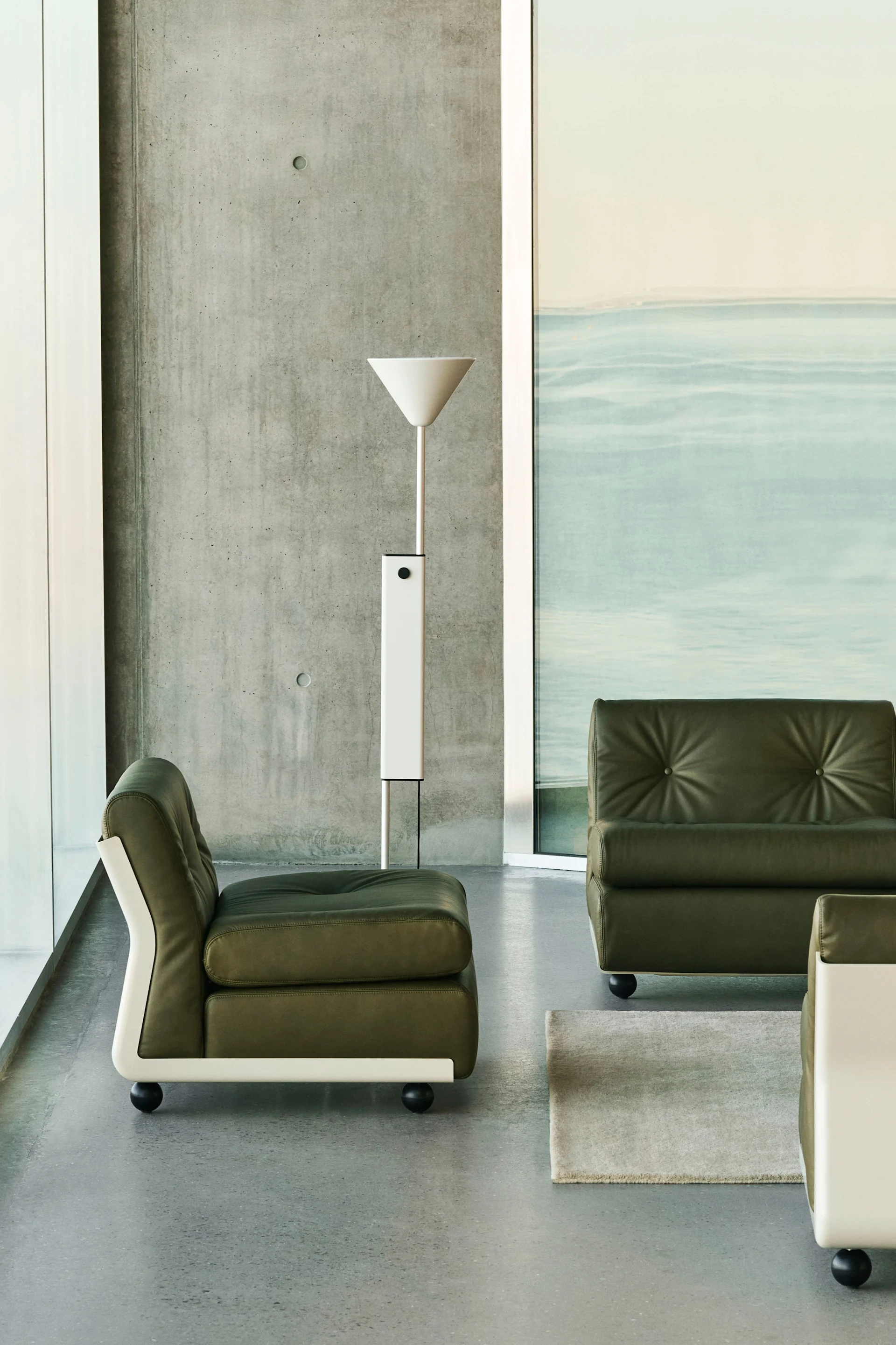 Vuoden 2026 sisustuksen väritrendeihin kuuluvat luonnolliset vihreät sävyt. Kuvassa on HAY:n sammalvihreä sohvamoduuli.