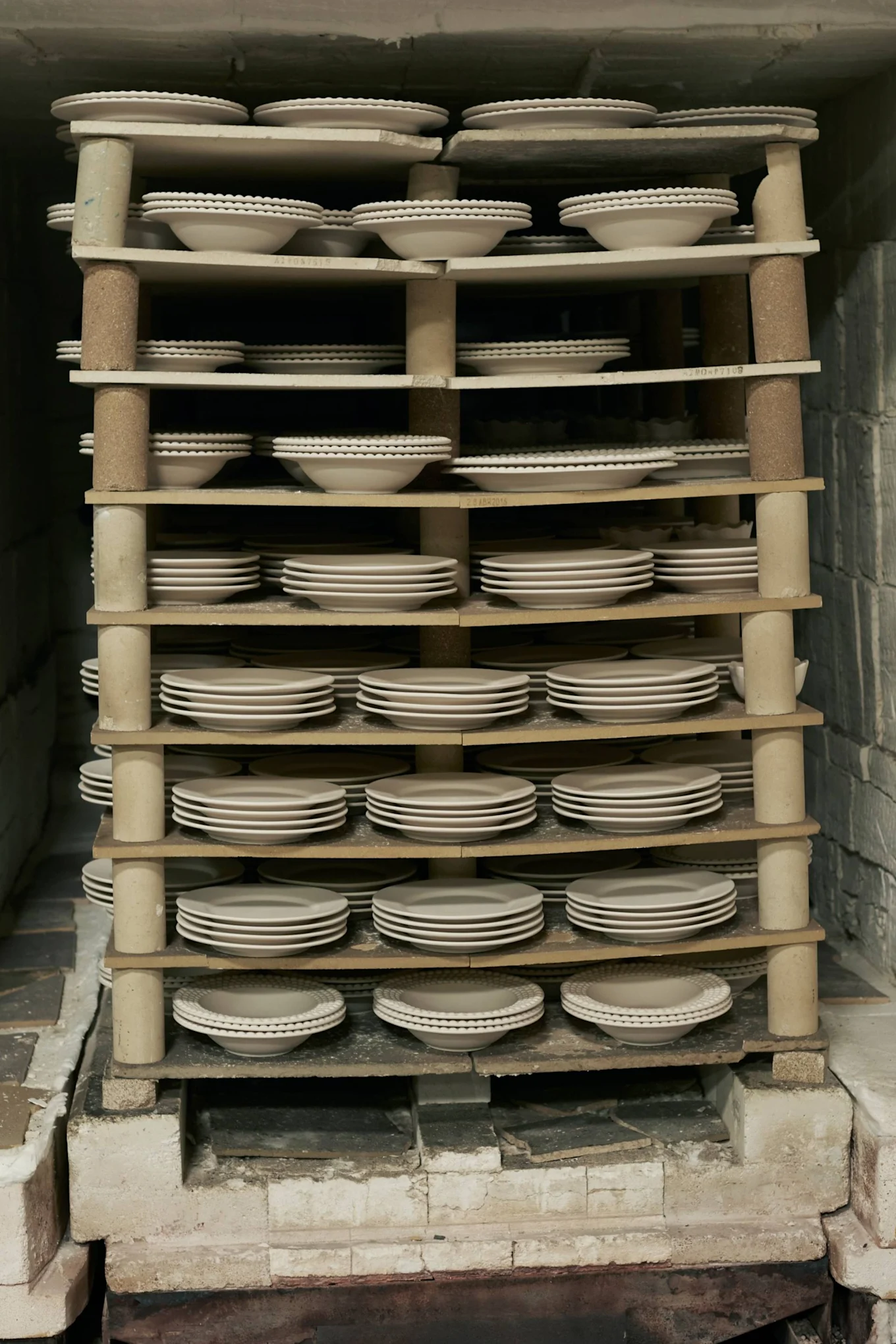 Lopulta keramiikkaa paistetaan 12 tuntia uunissa.