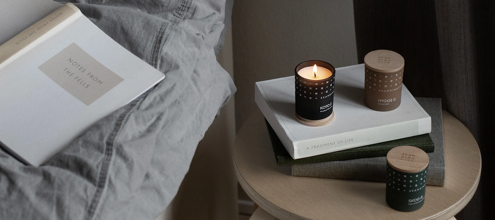 Rauhallisen ilmapiirin luomiseksi kotiisi huolehdi siitä, että huoneet ovat siistit, ja Skandinaviskin kynttilöiden kaltaiset kynttilät lisäävät myös viihtyisyyttä.