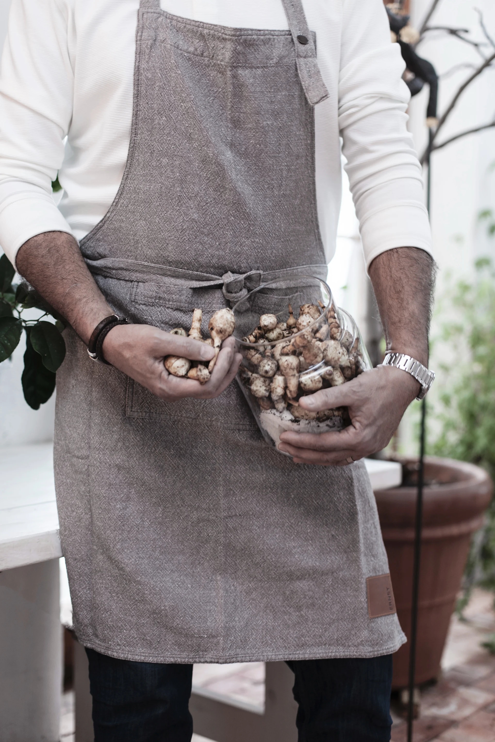 Ernstin harmaa esiliina ei ole vain tyylikäs, vaan se myös suojaa vaatteitasi ruoanlaiton aikana, joten se on loistava lahjaidea isänpäiväksi.