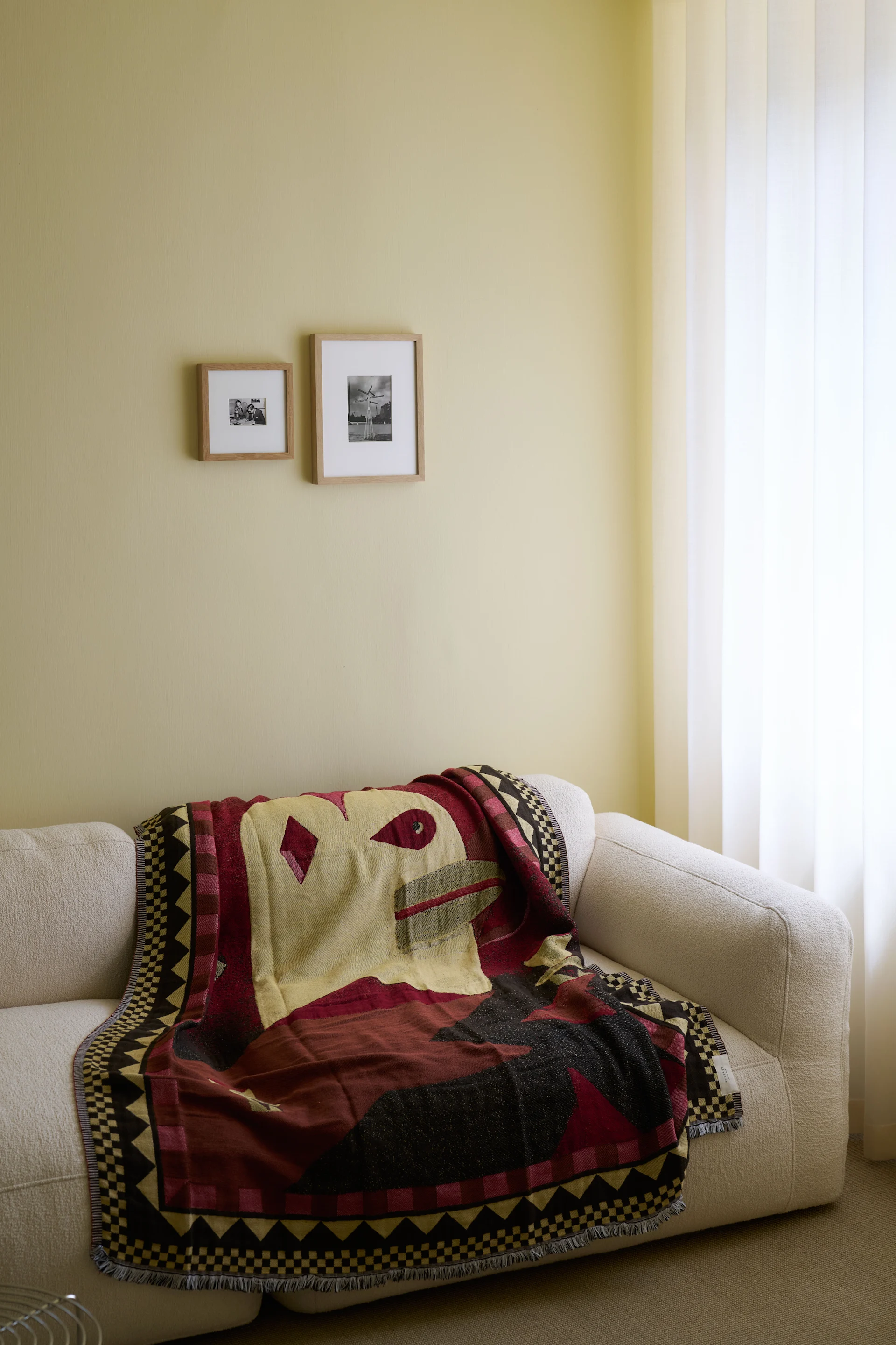 &traditionin syvänpunainen heitto ja käsityöläisvaikutteiset kuviot, jotka sopivat täydellisesti vuoden 2025 skandinaavisiin designtrendeihin.