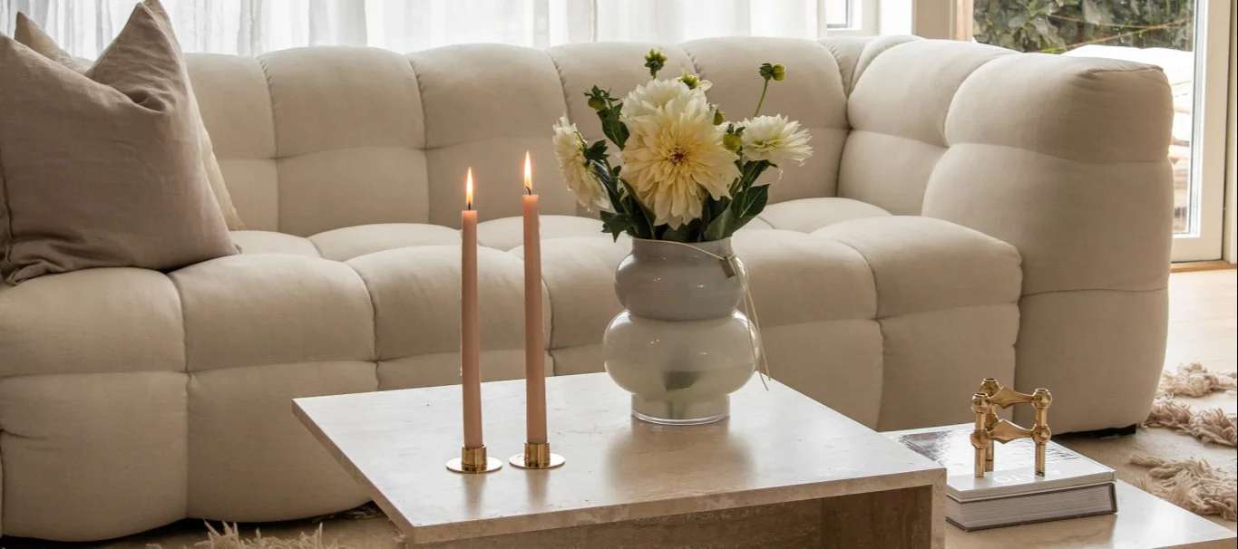 Boho ja muut sisustustyylit: Tässä näet ruotsalaisen vaikuttajan @joanna.avento skandinaaviseen tyyliin sisustetun olohuoneen, joka on sisustettu kirkkailla väreillä ja ylellisillä elementeillä.