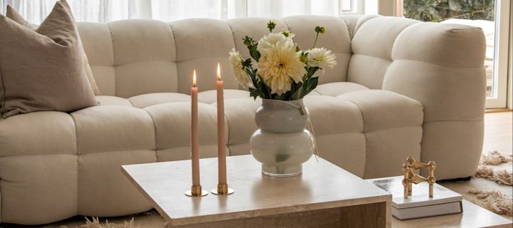 Boho ja muut sisustustyylit: Tässä näet ruotsalaisen vaikuttajan @joanna.avento skandinaaviseen tyyliin sisustetun olohuoneen, joka on sisustettu kirkkailla väreillä ja ylellisillä elementeillä.