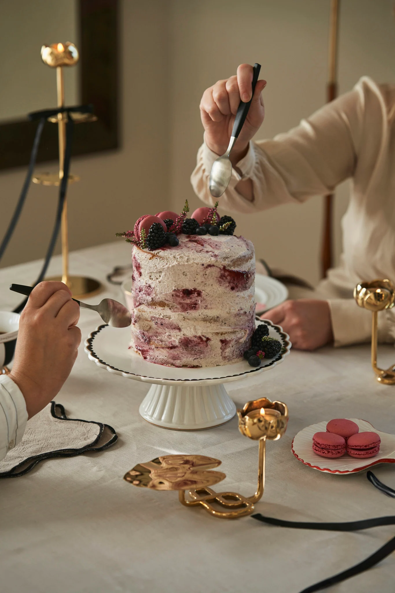 Monet Hilken tuotteista toimitetaan kauniissa lahjapakkauksissa, jotka näet tässä NJRD:n Lines-lautasella, jonka vieressä on Hilken vaaleanpunainen Strisce-muki.