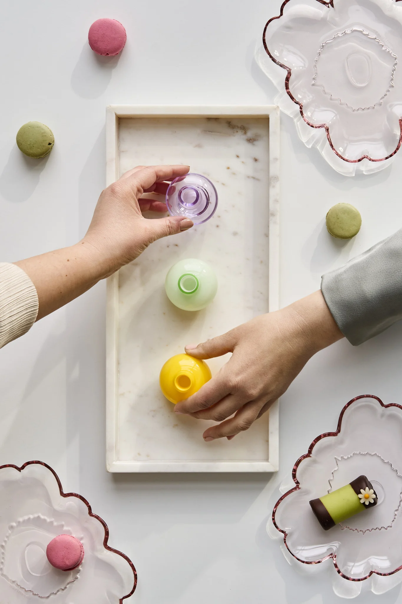 Kädet tarttuvat eri värisiin minimaljakkoihin, jotka voi viedä kotiin juhlaherkkuina. Opi järjestämään juhlat, joiden tunnelma on unohtumaton. 