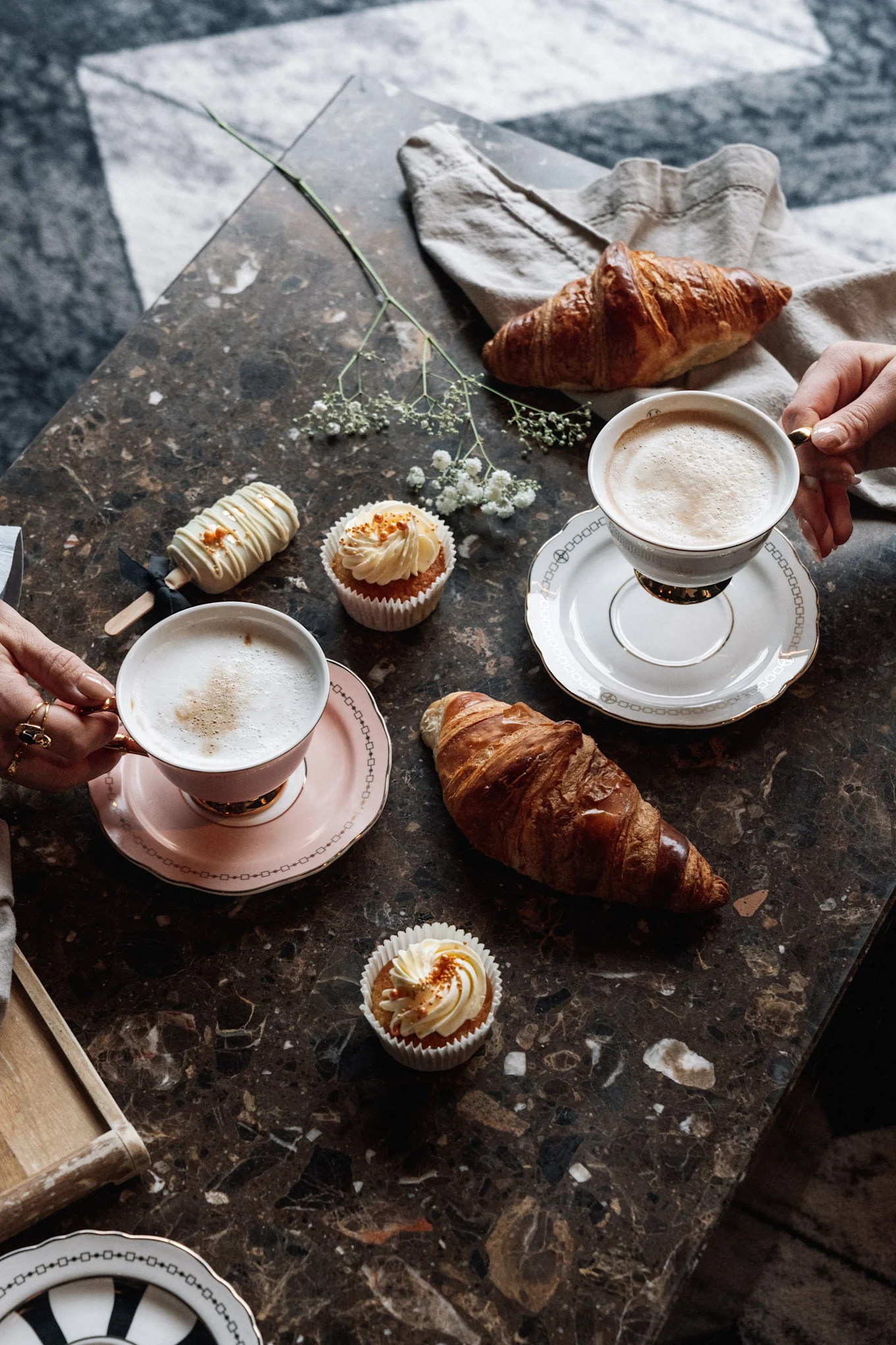 Hilken Anima-kokoelman kahvikupit hurmaavat väreillään, filigraanisilla kuvioillaan ja klassisella muotoilullaan.