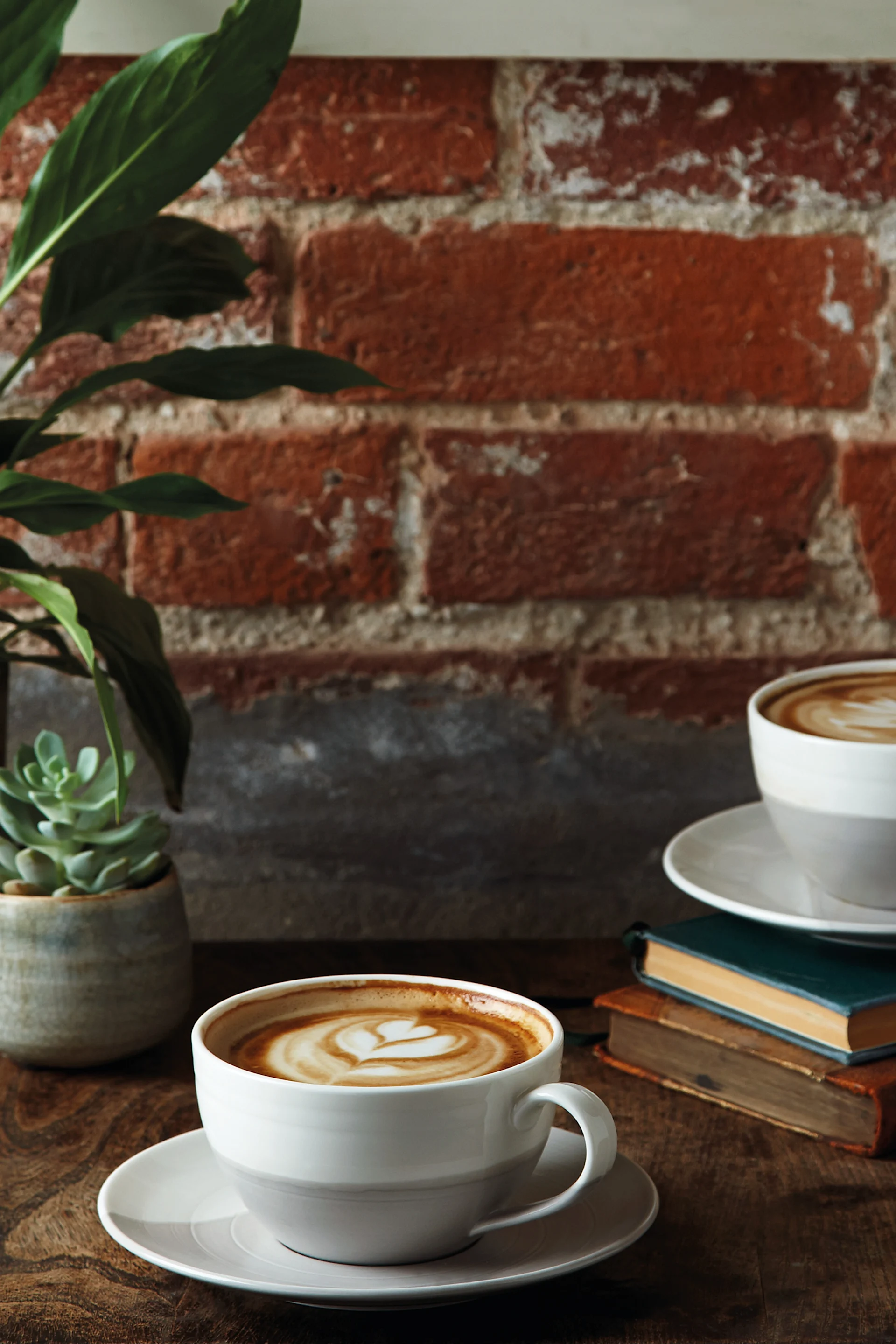 Kauniit kahvikupit: Royal Doultonin valko-harmaa Coffee Studio -kuppi ja lautasliina sopivat täydellisesti cappuccinoon tai suodatinkahviin.