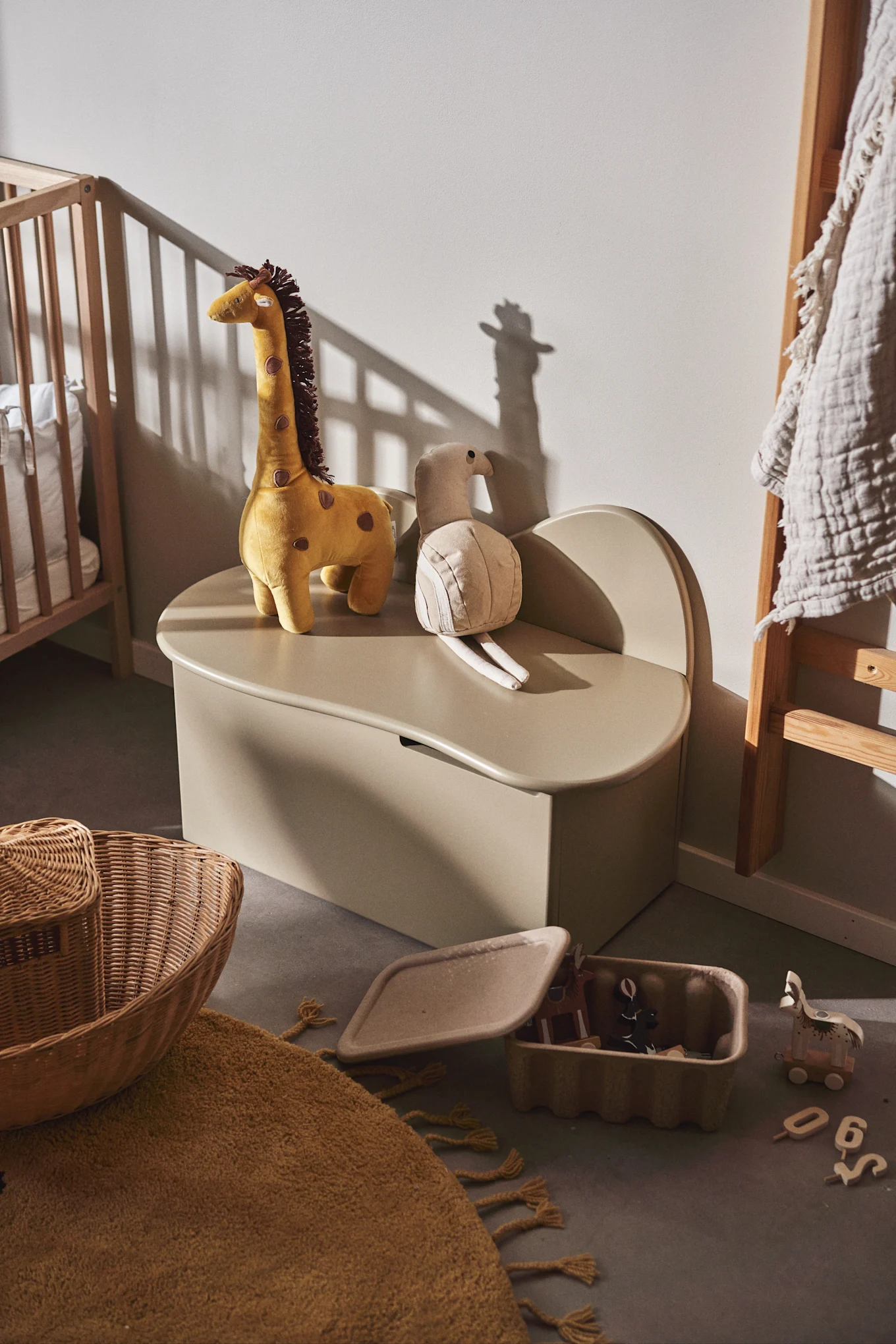 Slope-säilytyspenkki on täydellinen valinta lastenhuoneeseen, sillä se toimii sekä käytännöllisenä istuimena että tilavana säilytystilana. Tässä kuvassa väri on kashmir.