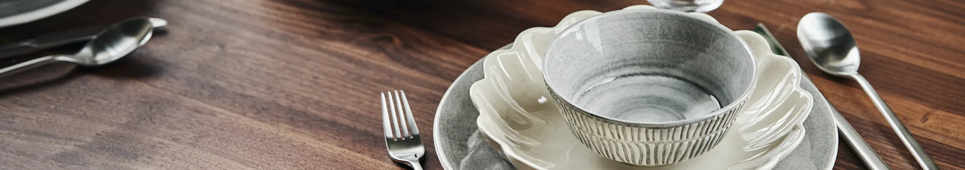 Löydä Nordic Nestistä inspiraatiota pöydän kattaukseen, kuten tämä neutraalin värinen Mateus-posliinilla katettu pöytä, jossa on kulhoja ja lautasia.