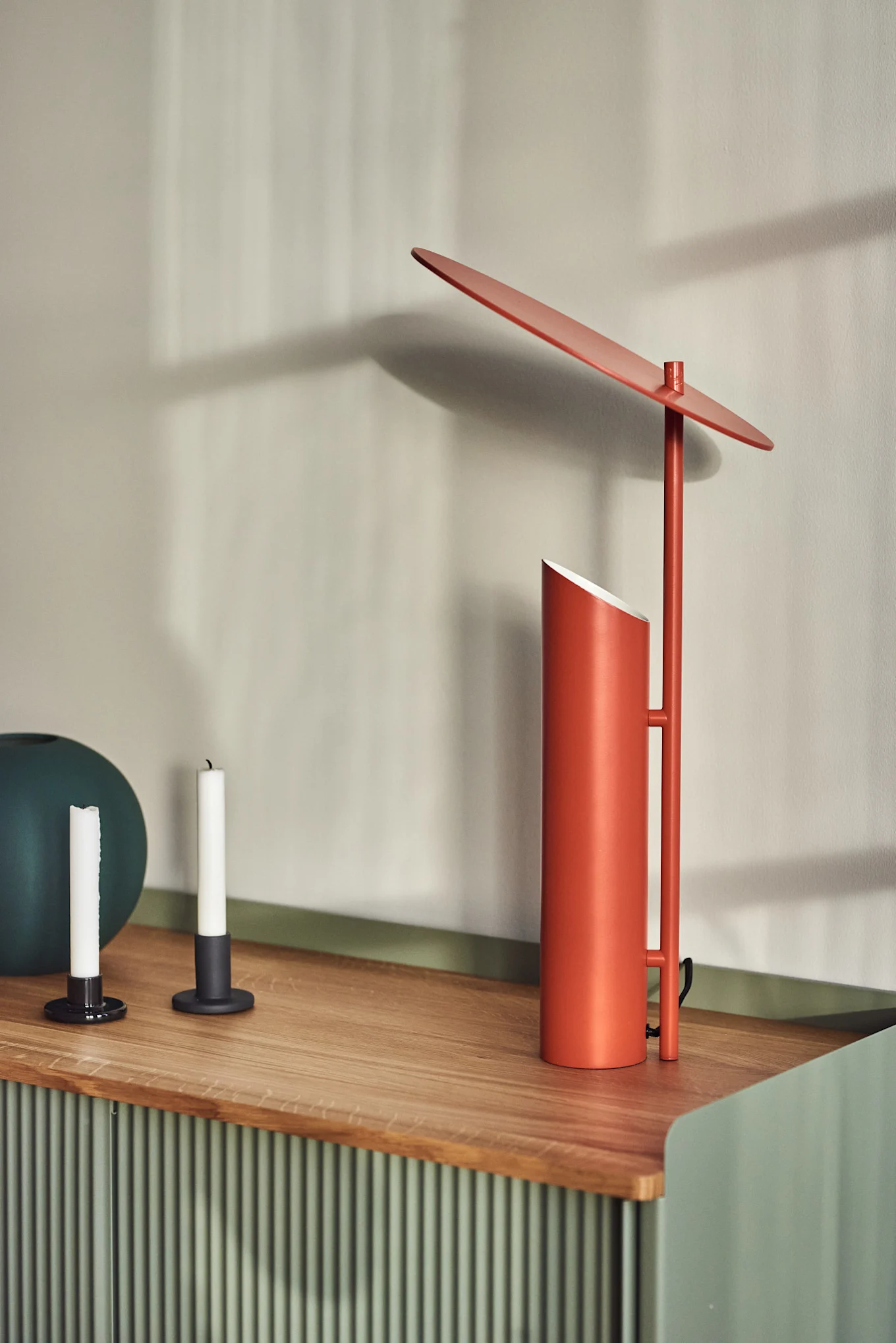 Sivupöydällä on Verpanin punainen Reflect-pöytävalaisin, jonka on suunnitellut Verner Panton.