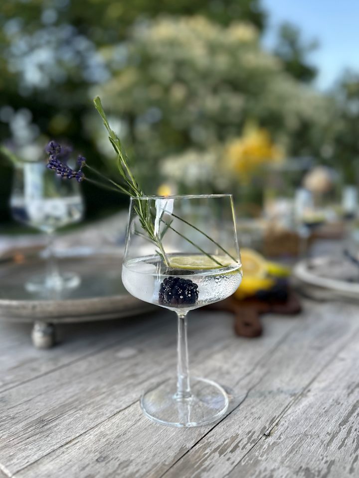 Gin-tonic-tyyppinen cocktaillasi, jossa on cocktail ja lime. 