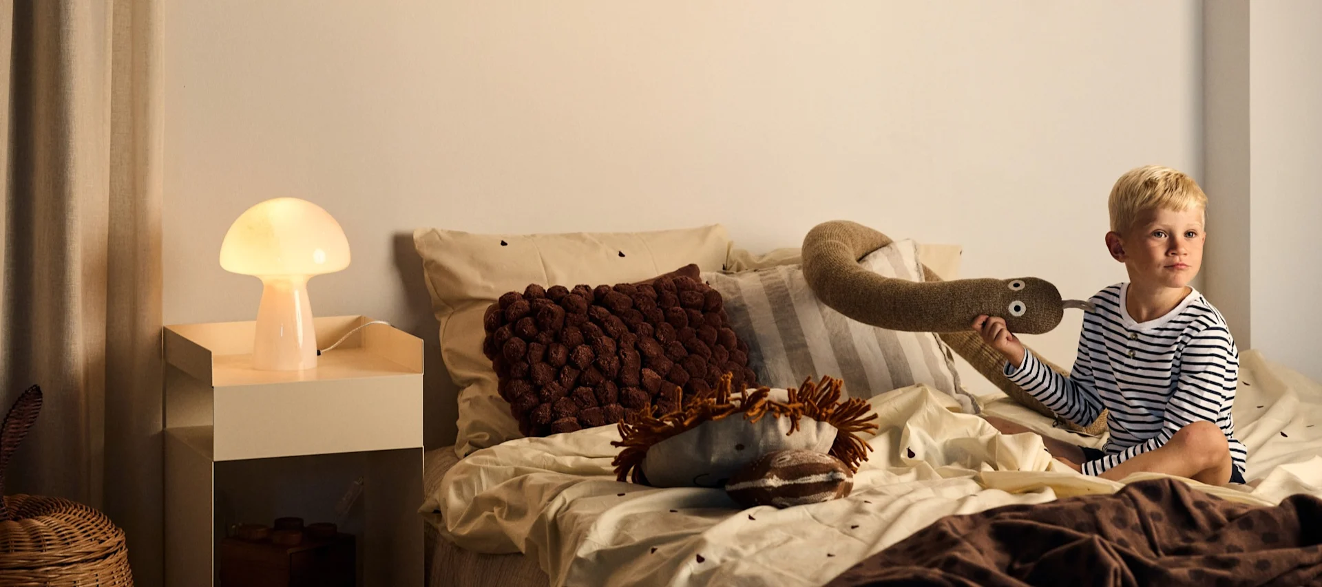 Tämän kauden trendikkäin valaisin - sienipöytävalaisin - tässä näet Obello-pöytävalaisimen merkiltä Globen Lighting.