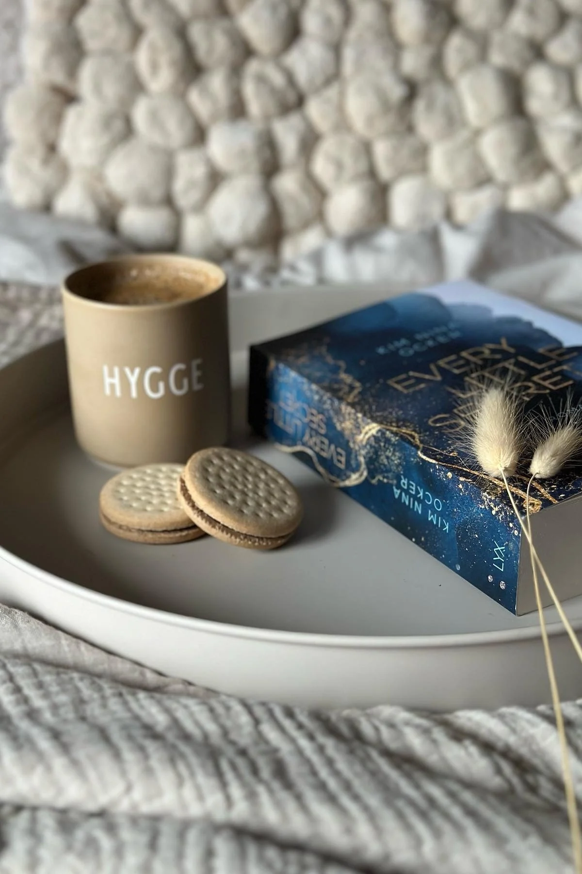 Syksyn To-Do listassa annamme sinulle paljon vinkkejä siitä, mitä voit tehdä tänä syksynä skandinaaviseen tyyliin - viihtyä sängyssä hyvän kirjan kanssa.