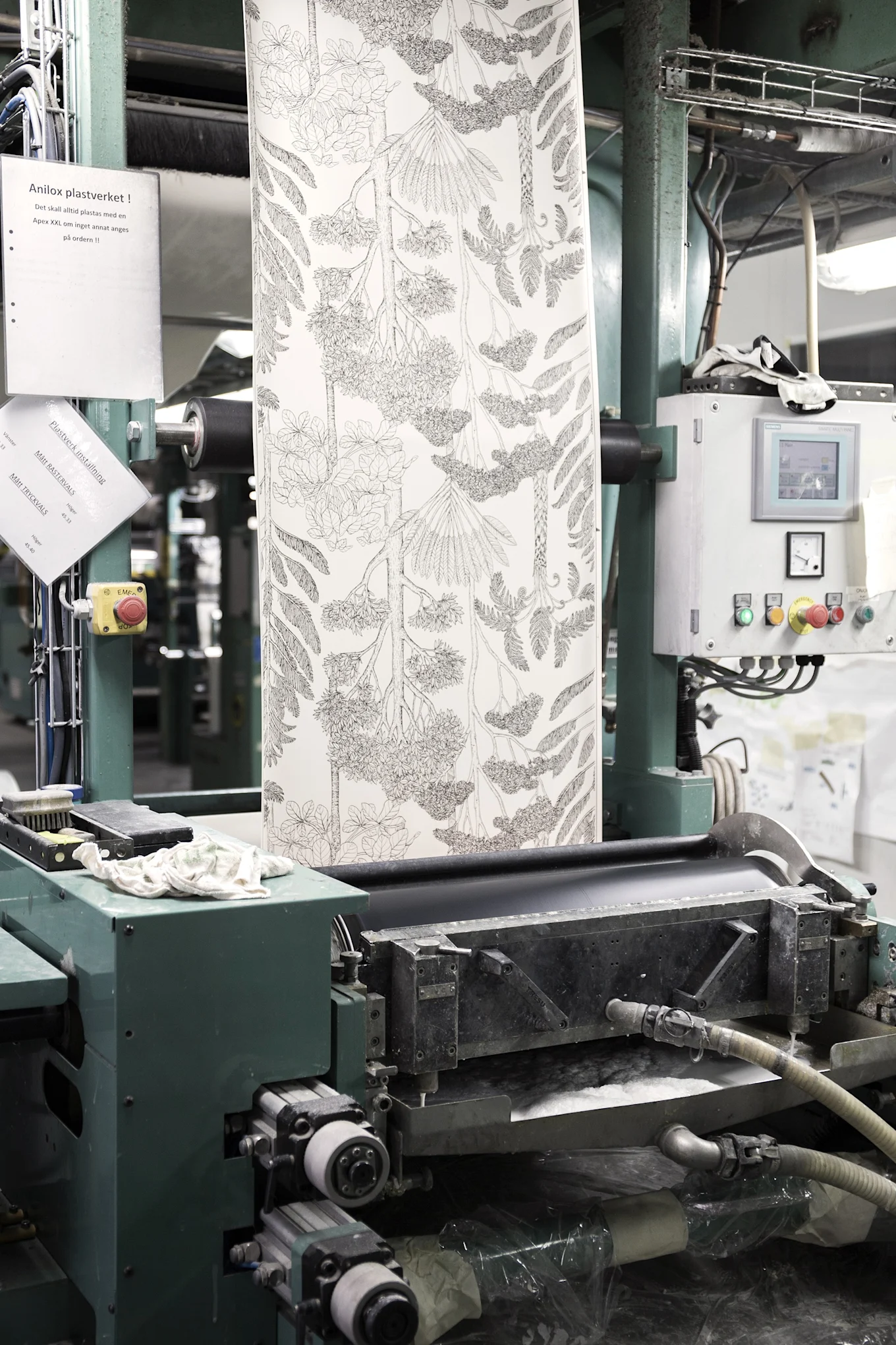 Ferm Livingin ainutlaatuisen tapetin valmistuksessa.