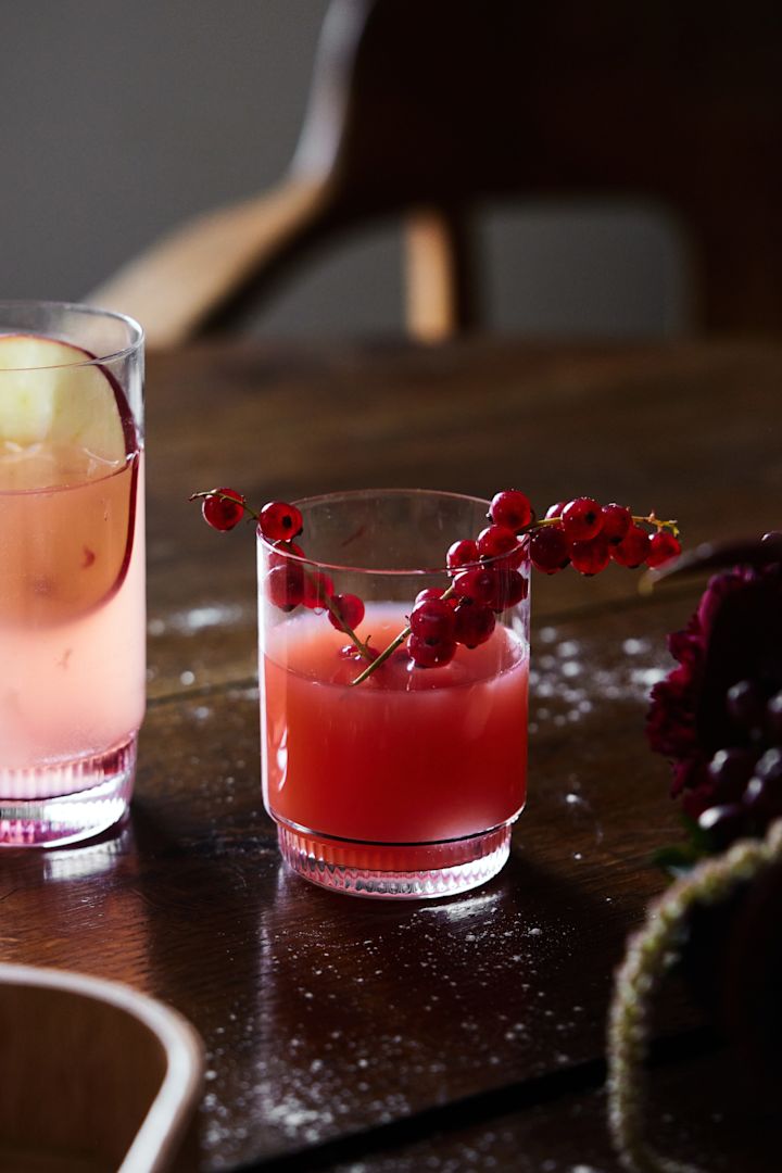 Mocktailit: Tarjoile Virgin Mai Tai Sagaform-merkkisessä Saga-lasissa ja koristele punaherukoilla.