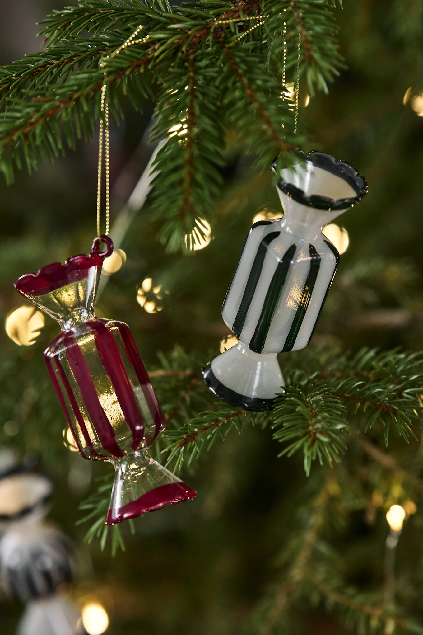 Pluto Designin Candy-koristependantit ovat osa vuoden 2025 joulukoristeita ja ne on asetettu esille pöydälle.