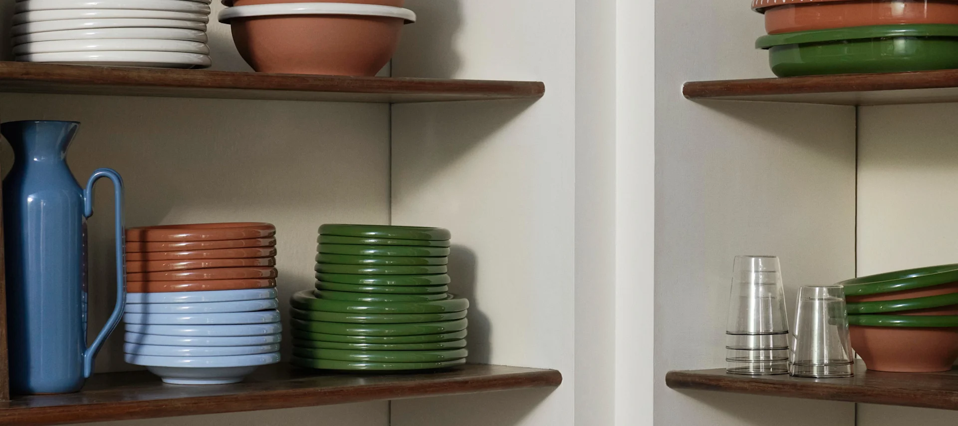 Taivaansininen, ruskea ja oliivinvihreä ovat suosittuja sisustusväritrendejä vuonna 2025, ja tässä näet HAY:n Barro-malliston edustamat värit.